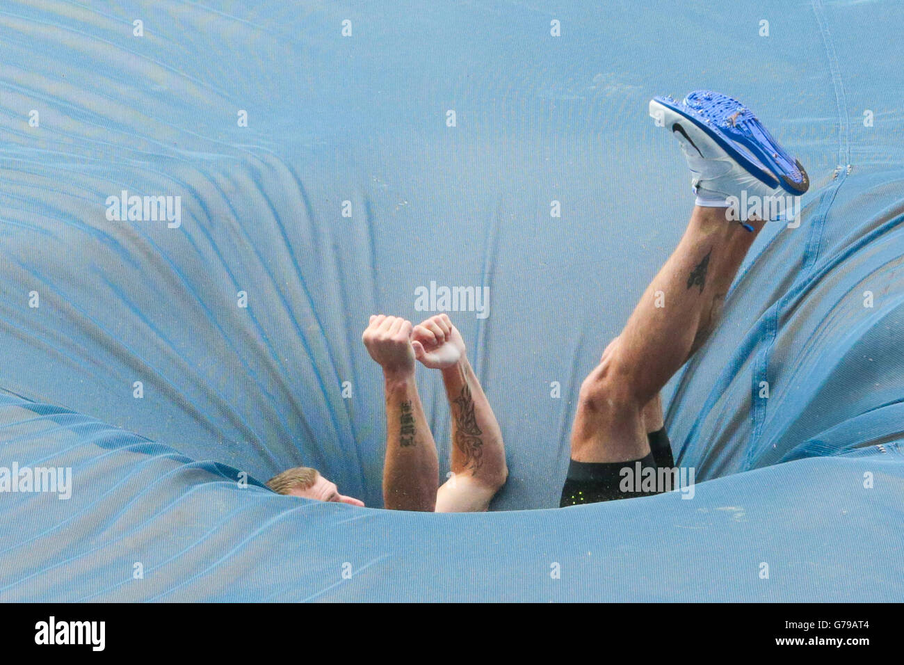 Stabhochsprung-Athlet fällt auf die Matte Absturz während Stockfoto