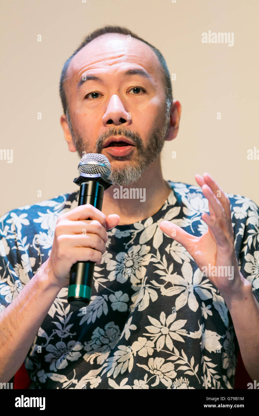 Regisseur Shinya Tsukamoto spricht während einer besonderen Talkshow für den Film Evolution am Institut Francais du Japon am 26. Juni 2016, Tokio, Japan. Nach der Vorführung des Lucile Hadzihalilovics Film '' Unschuld '' der französische Regisseur zusammen mit Regisseur Shinya Tsukamoto Standpunkte ausgetauscht und beantwortete Fragen von Medien und Fans. Hadzihalilovic besuchen die Bühne Gruß für ihren Film Evolution am Montag (27. Juni) als ein Teil des Festival du Film français au Japon 2016 bis 27. Juni statt. © Rodrigo Reyes Marin/AFLO/Alamy Live-Nachrichten Stockfoto