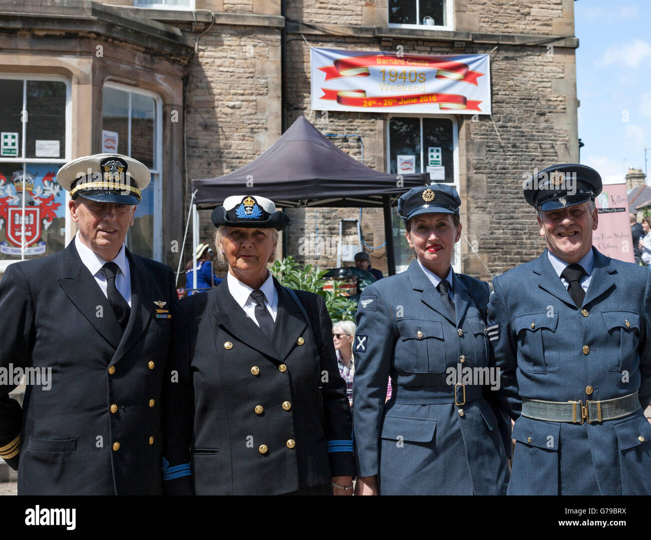 Barnard Castle, Teesdale, County Durham.  Sonntag, 26. Juni 2016, UK Wetter.  Menschen tragen Kleider aus den 1940er Jahren genießen das schöne Wetter an Wochenenden konstituierenden Barnard Castle 1940er Jahre.  Die Veranstaltung von Barnard Castle Town Council organisiert und finanziert durch lokale Unternehmen erfreute sich großer Beliebtheit und einige tolles Wetter genossen. Stockfoto