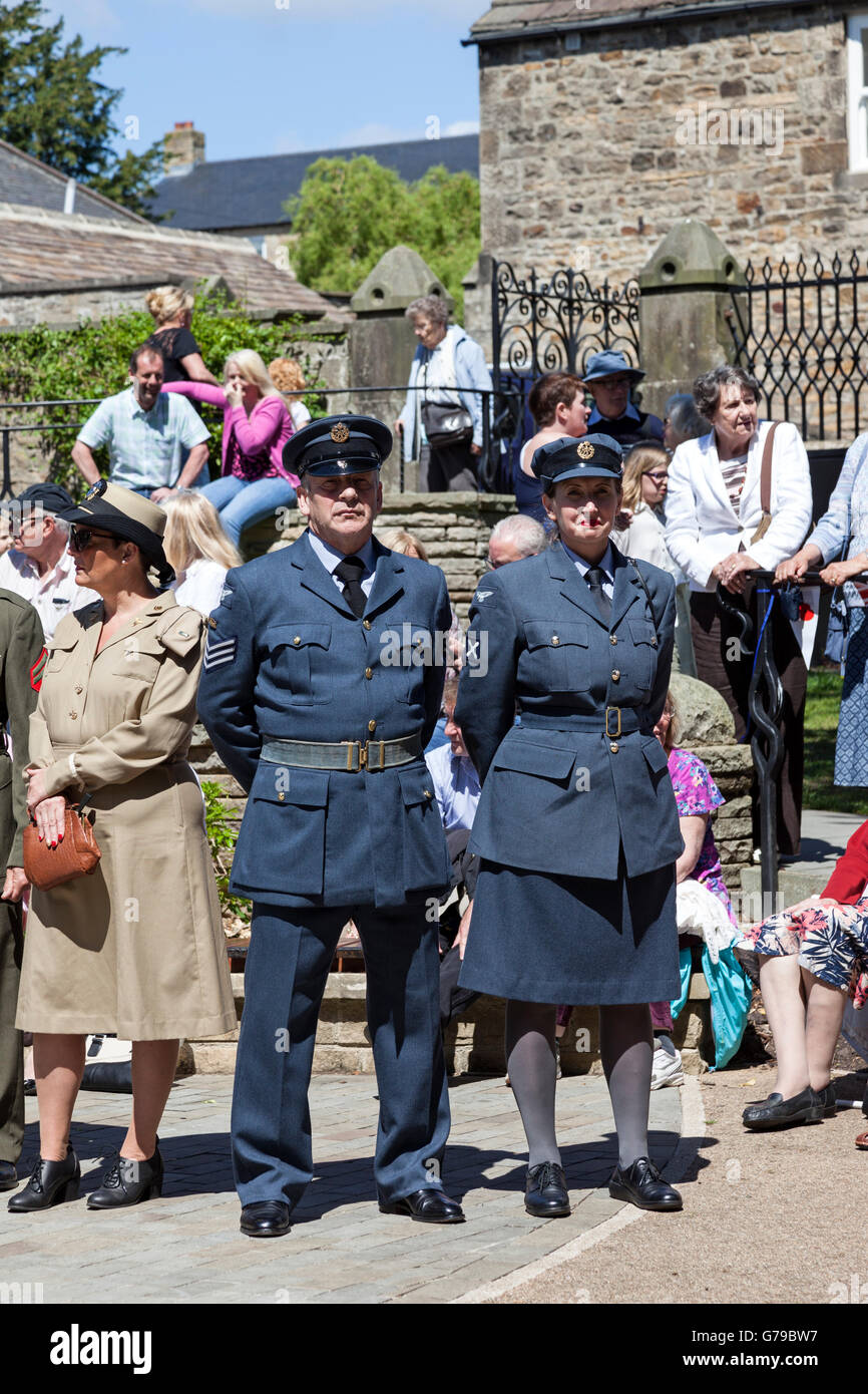 Barnard Castle, Teesdale, County Durham.  Sonntag, 26. Juni 2016, UK Wetter.  Menschen tragen Kleider aus den 1940er Jahren genießen das schöne Wetter an Wochenenden konstituierenden Barnard Castle 1940er Jahre.  Die Veranstaltung von Barnard Castle Town Council organisiert und finanziert durch lokale Unternehmen erfreute sich großer Beliebtheit und einige tolles Wetter genossen. Stockfoto