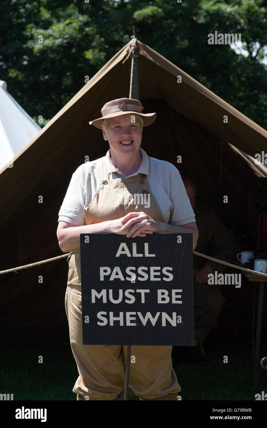 Barnard Castle, Teesdale, County Durham.  Sonntag, 26. Juni 2016, UK Wetter.  Menschen tragen Kleider aus den 1940er Jahren genießen das schöne Wetter an Wochenenden konstituierenden Barnard Castle 1940er Jahre.  Die Veranstaltung von Barnard Castle Town Council organisiert und finanziert durch lokale Unternehmen erfreute sich großer Beliebtheit und einige tolles Wetter genossen. Stockfoto