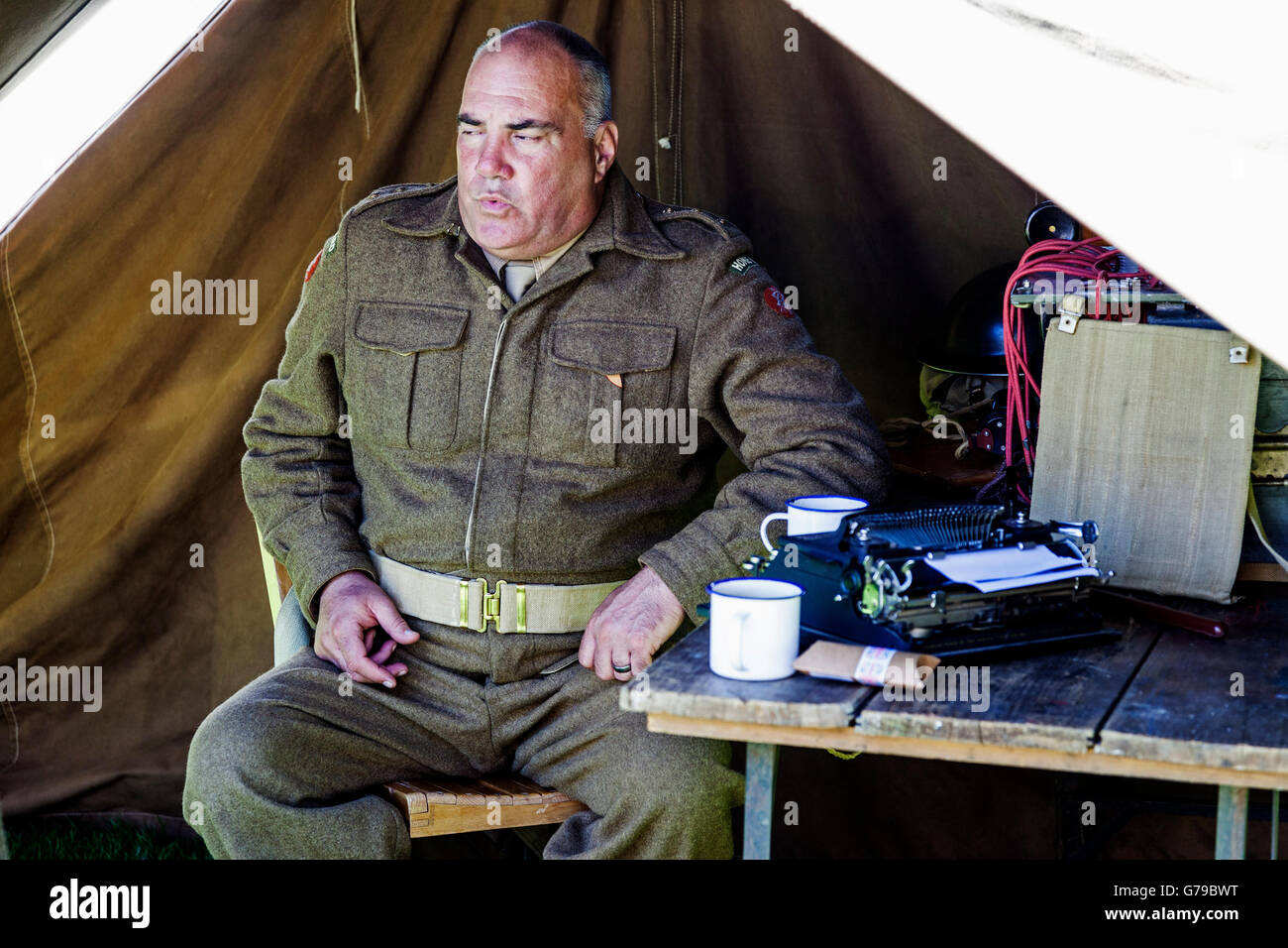 Barnard Castle, Teesdale, County Durham.  Sonntag, 26. Juni 2016, UK Wetter.  Menschen tragen Kleider aus den 1940er Jahren genießen das schöne Wetter an Wochenenden konstituierenden Barnard Castle 1940er Jahre.  Die Veranstaltung von Barnard Castle Town Council organisiert und finanziert durch lokale Unternehmen erfreute sich großer Beliebtheit und einige tolles Wetter genossen. Stockfoto
