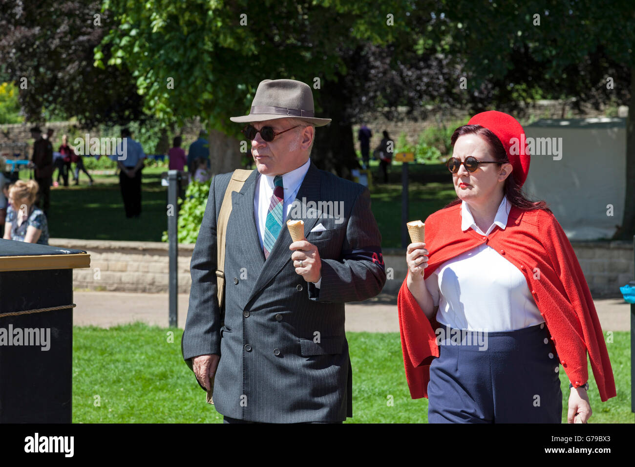 Barnard Castle, Teesdale, County Durham.  Sonntag, 26. Juni 2016, UK Wetter.  Menschen tragen Kleider aus den 1940er Jahren genießen das schöne Wetter an Wochenenden konstituierenden Barnard Castle 1940er Jahre.  Die Veranstaltung von Barnard Castle Town Council organisiert und finanziert durch lokale Unternehmen erfreute sich großer Beliebtheit und einige tolles Wetter genossen. Stockfoto