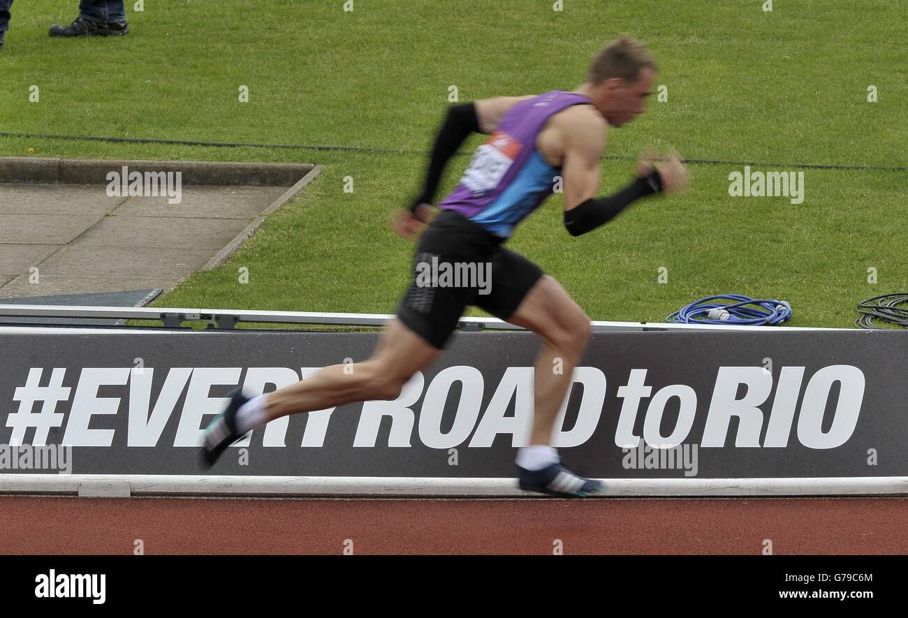 Birmingham, Vereinigtes Königreich. 26. Juni 2016. Jamie Bowie (East Lothian) geht es vorbei an der "Jeden Road to Rio"-Schild zu Beginn der Mens 400m. Britische Meisterschaften. Alexander-Stadion. Birmingham. VEREINIGTES KÖNIGREICH. 26.06.2016. Bildnachweis: Sport In Bilder/Alamy Live-Nachrichten Stockfoto