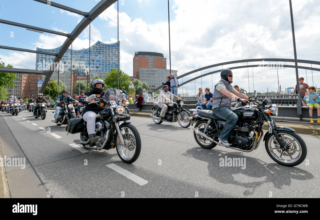 Hamburg, Deutschland. 26. Juni 2016. Menschen fahren ihren Harley Davidson Motorrädern durch die Innenstadt von Hamburg, Germany, 26. Juni 2016. Die Harley Days kulminieren in der traditionellen Motorrad-Parade. Foto: AXEL HEIMKEN/Dpa/Alamy Live News Stockfoto