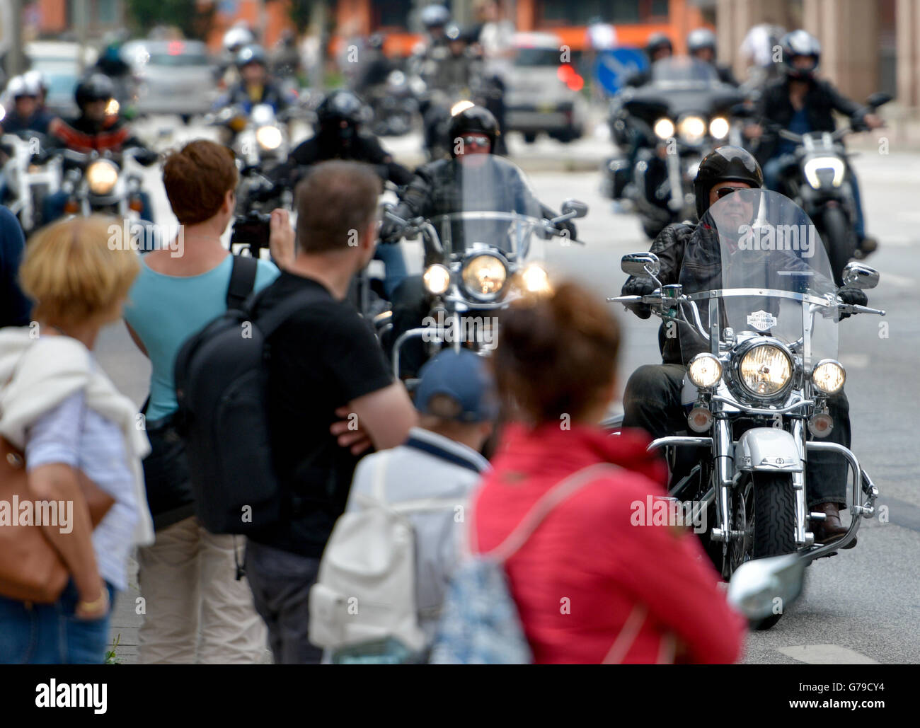 Hamburg, Deutschland. 26. Juni 2016. Menschen fahren ihren Harley Davidson Motorrädern durch die Innenstadt von Hamburg, Germany, 26. Juni 2016. Die Harley Days kulminieren in der traditionellen Motorrad-Parade. Foto: AXEL HEIMKEN/Dpa/Alamy Live News Stockfoto