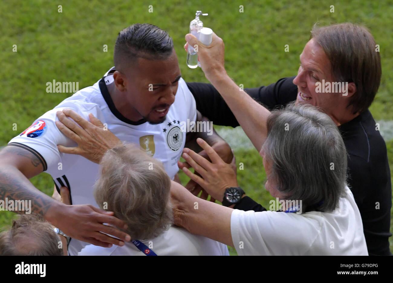 Lille, Frankreich. 26. Juni 2016. Jerome Boateng (L) Deutschlands feiert mit Physiotherapeut Klaus Eder (L-R), Mannschaftsarzt Hans-Wilhelm Mueller-Wohlfahrt (R) und Co-Trainer Thomas Schneider (oben) nach dem Tor das 1: 0 Führung während der UEFA EURO 2016 der 16. Spieltag Fußball match zwischen Deutschland und der Slowakei im Pierre Mauroy Stadium in Lille, Frankreich, 26. Juni 2016. Foto: Peter Kneffel/Dpa/Alamy Live News Stockfoto