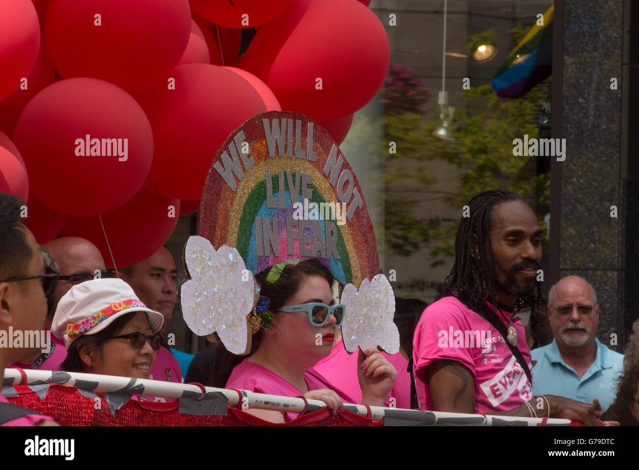 New York, USA. 25. Juni 2016. Teilnehmer bereit selbst für die Gay Pride parade in New York City Sonntag, 26. Juni 2016 2016. (Shoun A. Hill) Bildnachweis: Shoun Hill/Alamy Live-Nachrichten Stockfoto