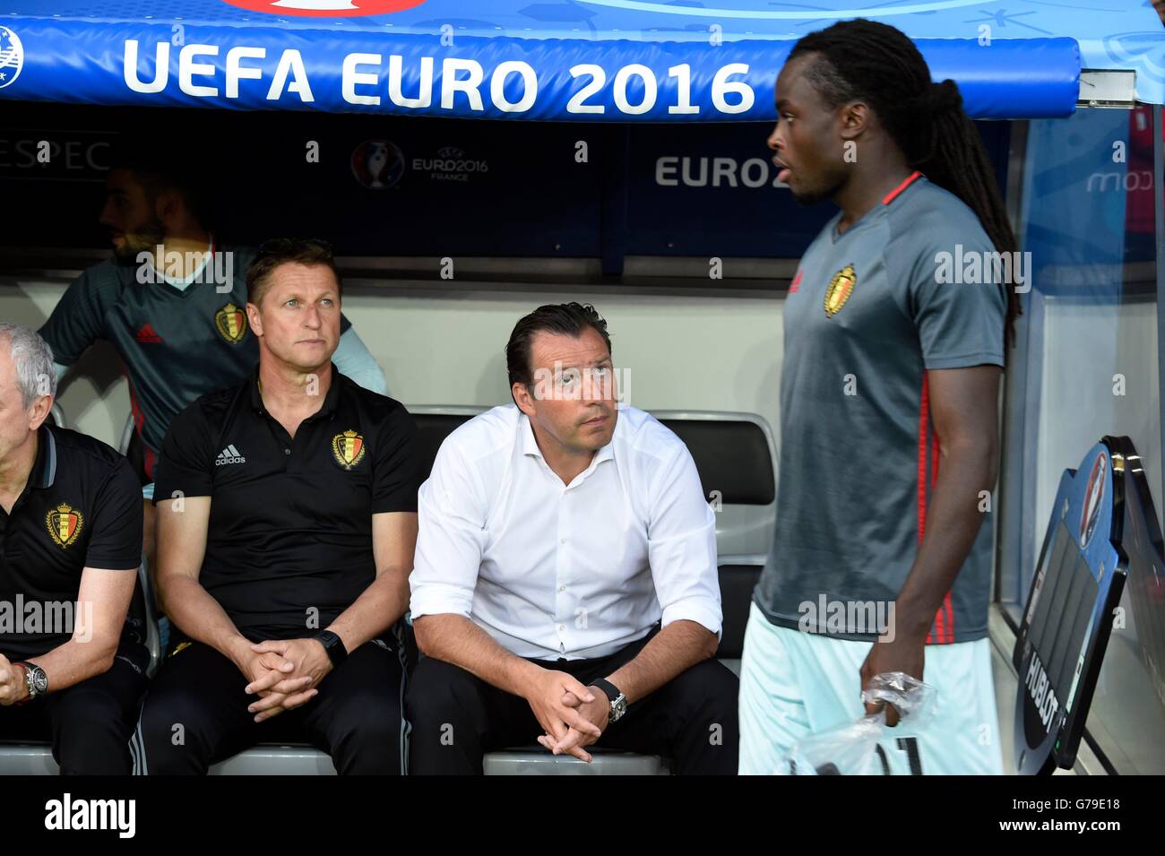 Toulouse, Frankreich. 26. Juni 2016. UEFA European Football Cmapionships, letzten 16. Ungarn vs. Belgien. Marc Wilmots Trainer der belgischen Mannschaft und Vital Borkelmans Asst Trainer der belgischen Mannschaft mit Jordan Lukaku Verteidiger von Belgien Credit: Action Plus Sport/Alamy Live News Stockfoto