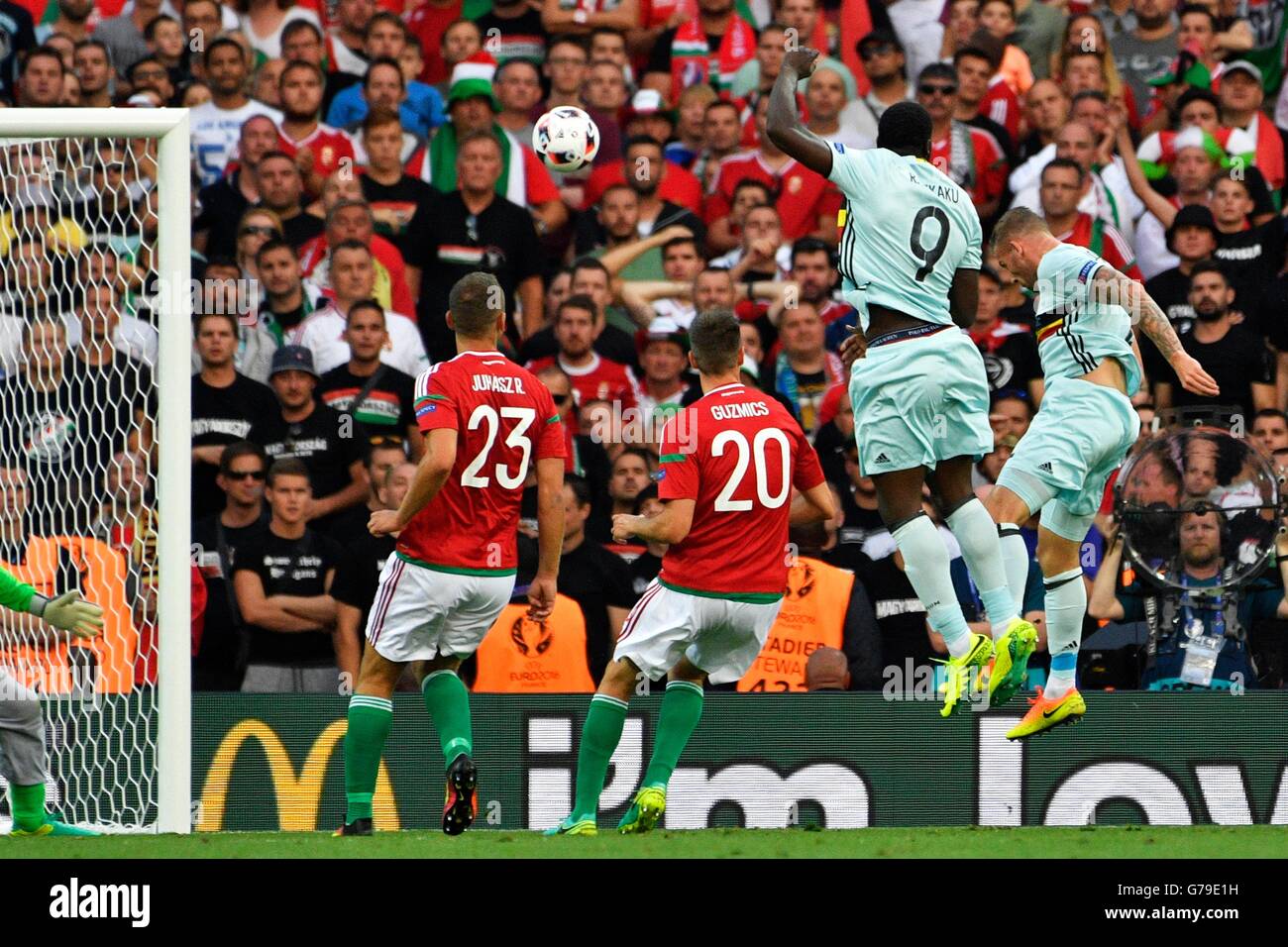 Toulouse, Frankreich. 26. Juni 2016. UEFA European Football Cmapionships, letzten 16. Ungarn vs. Belgien. Toby Alderweireld Verteidiger von Belgien, die erzielte des Führungstreffer mit diesem Header Credit: Action Plus Sport/Alamy Live News Stockfoto