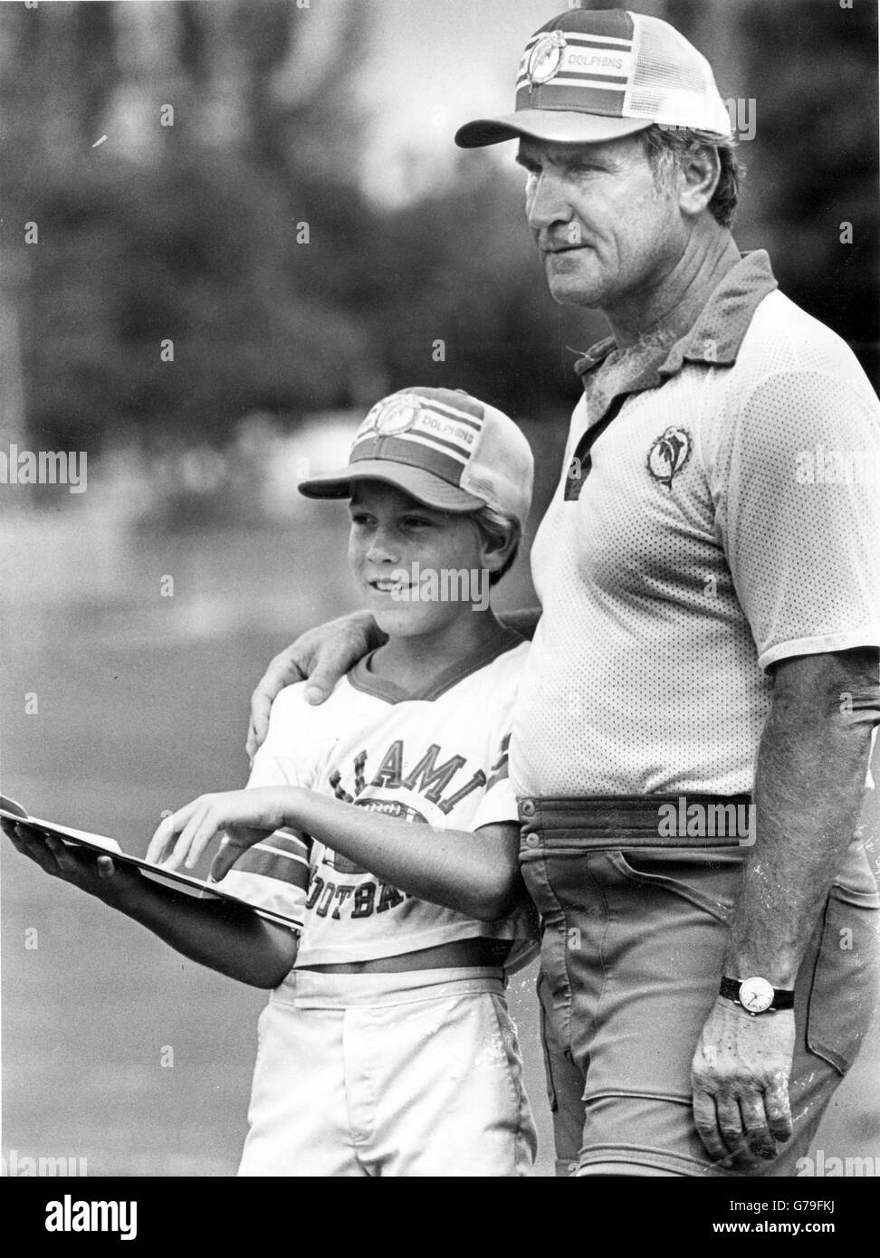 Florida, USA. 21. Juni 2016. 8181982 - Don Shula Uhren Praxis mit einem zukünftigen Delphin, die Statistiken in der Zwischenzeit halten wird. © Der Palm Beach Post/ZUMA Draht/Alamy Live-Nachrichten Stockfoto