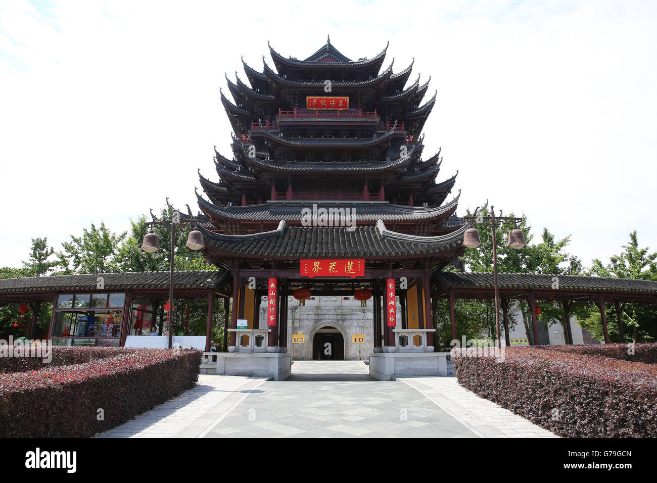 Suzhou, Suzhou, CHN. 25. Juni 2016. Suzhou, China - 25. Juni 2016: (Nur zur redaktionellen Verwendung. CHINA aus) befindet sich am Yangcheng-See, die Halbinsel im Industriepark Suzhou, Provinz Jiangsu, Chongyuan Tempel ein buddhistischer Tempel in 503 während der Herrschaft von Tianjian Kaiser Liangwudi, mit einer Geschichte von 1.504 Jahren gebaut ist. Der Tempel war zeitgleich mit Hanshan Tempel, Lingyan Tempel und Baosheng-Tempel. Es hat die höchste und schwerste oben-indoor Guanyin (Göttin der Barmherzigkeit) Pavillon von China Wasser. © SIPA Asien/ZUMA Draht/Alamy Live-Nachrichten Stockfoto