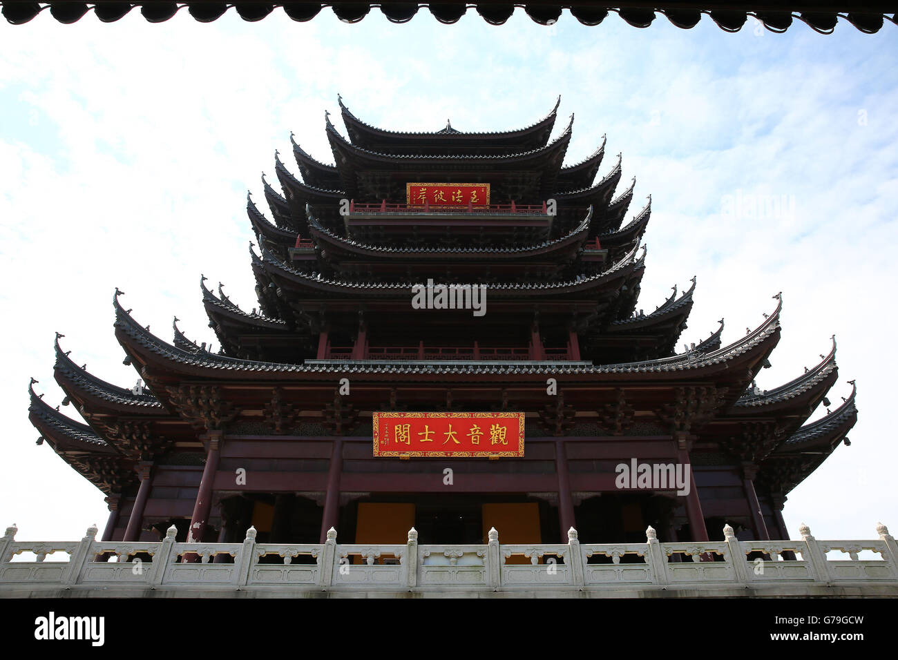 Suzhou, Suzhou, CHN. 25. Juni 2016. Suzhou, China - 25. Juni 2016: (Nur zur redaktionellen Verwendung. CHINA aus) befindet sich am Yangcheng-See, die Halbinsel im Industriepark Suzhou, Provinz Jiangsu, Chongyuan Tempel ein buddhistischer Tempel in 503 während der Herrschaft von Tianjian Kaiser Liangwudi, mit einer Geschichte von 1.504 Jahren gebaut ist. Der Tempel war zeitgleich mit Hanshan Tempel, Lingyan Tempel und Baosheng-Tempel. Es hat die höchste und schwerste oben-indoor Guanyin (Göttin der Barmherzigkeit) Pavillon von China Wasser. © SIPA Asien/ZUMA Draht/Alamy Live-Nachrichten Stockfoto