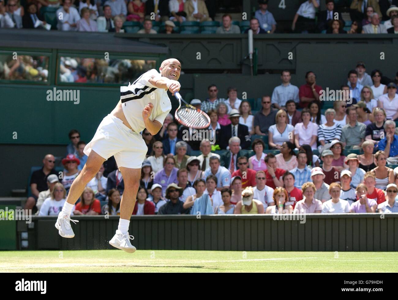 , KEIN HANDY NUTZEN Andre Agassi aus den USA im Einsatz gegen Younes El Aynaoui aus Marokko in der dritten Runde bei den All England Lawn Tennis Championships in Wimbledon. Stockfoto