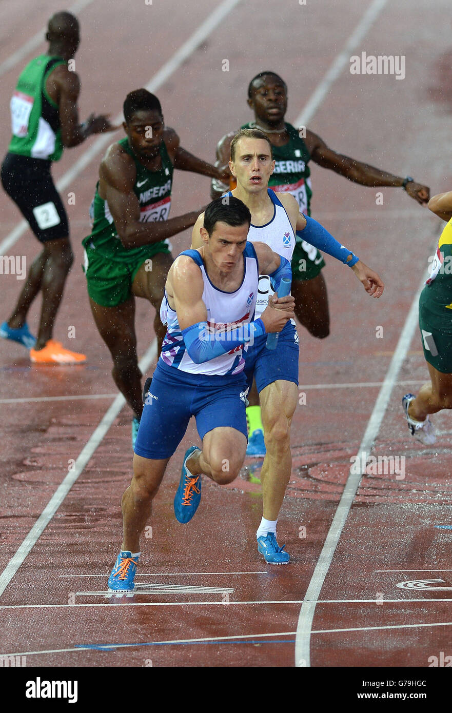 Der schottische Greg Louden übernimmt den Staffelstab für Männer im Hampden Park während der Commonwealth Games 2014 in Glasgow. Stockfoto
