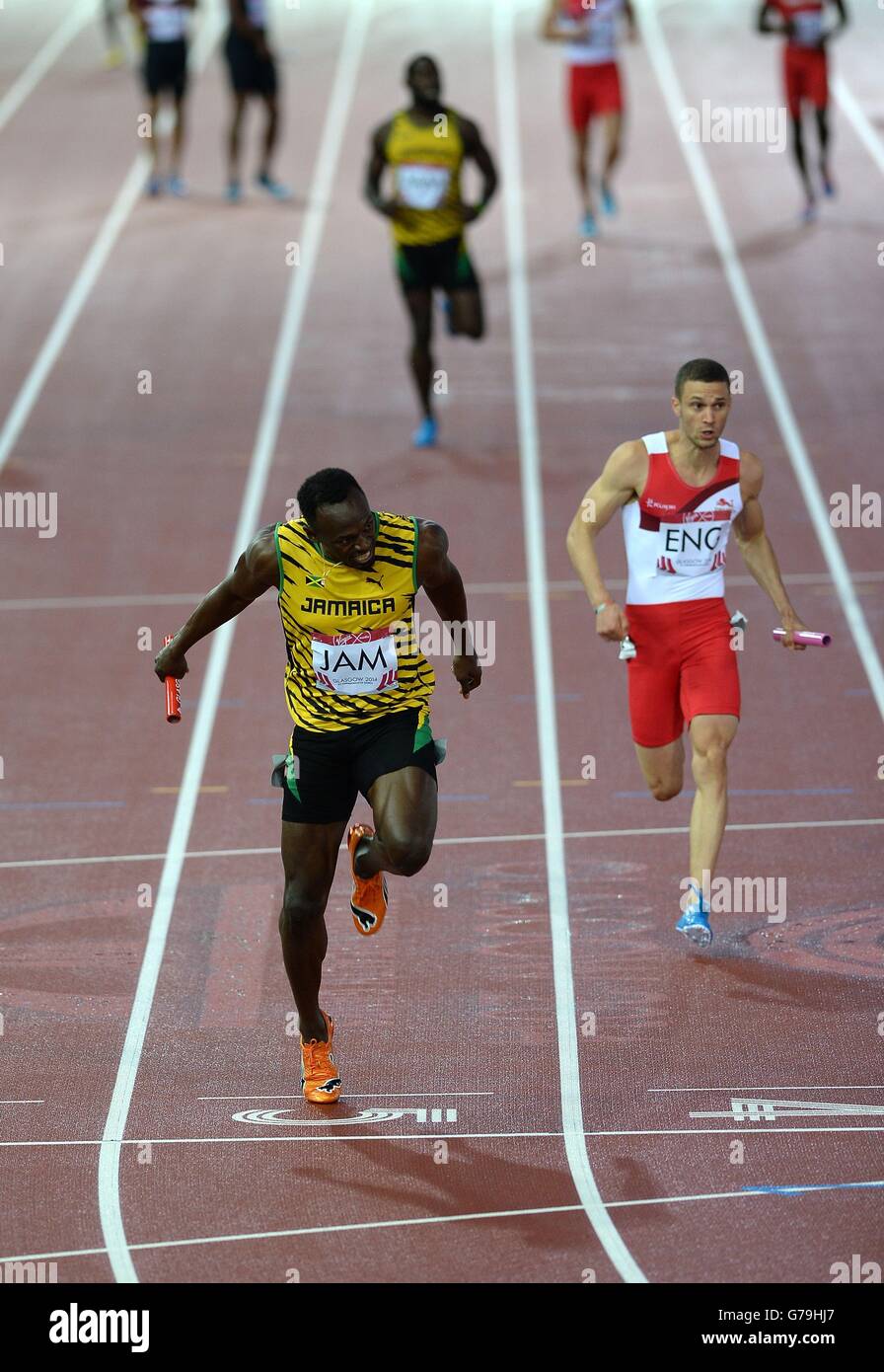 Jamaikas Usain Bolt gewinnt die 4x100-m-Staffel der Männer vor Englands Danny Talbot, der bei den Commonwealth Games 2014 in Glasgow Zweiter im Hampden Park wurde. Stockfoto