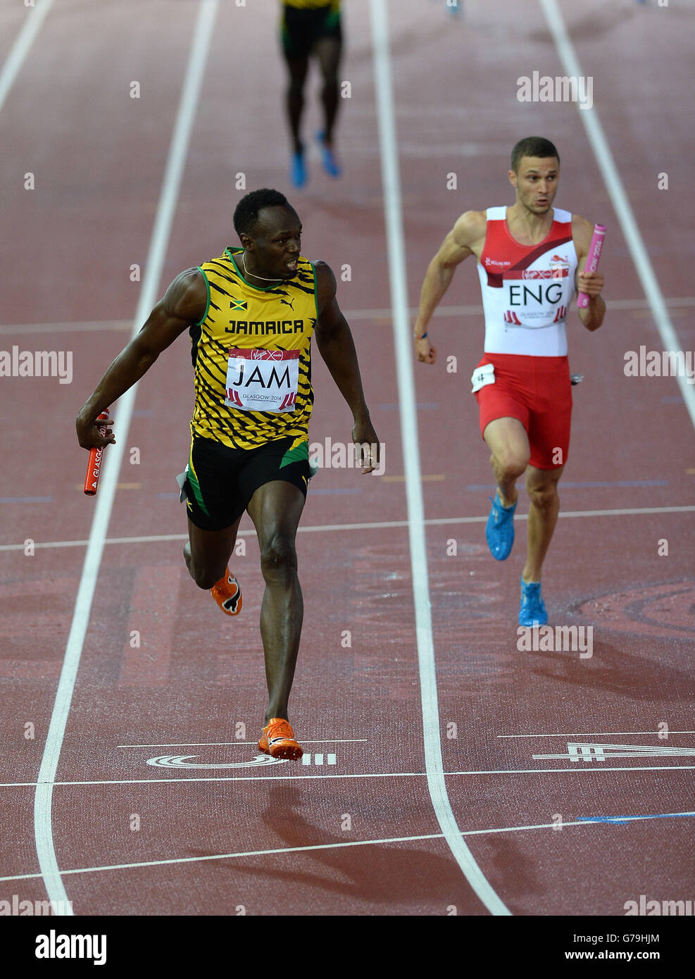 Jamaikas Usain Bolt gewinnt die 4x100-m-Staffel der Männer vor Englands Danny Talbot, der bei den Commonwealth Games 2014 in Glasgow Zweiter im Hampden Park wurde. Stockfoto