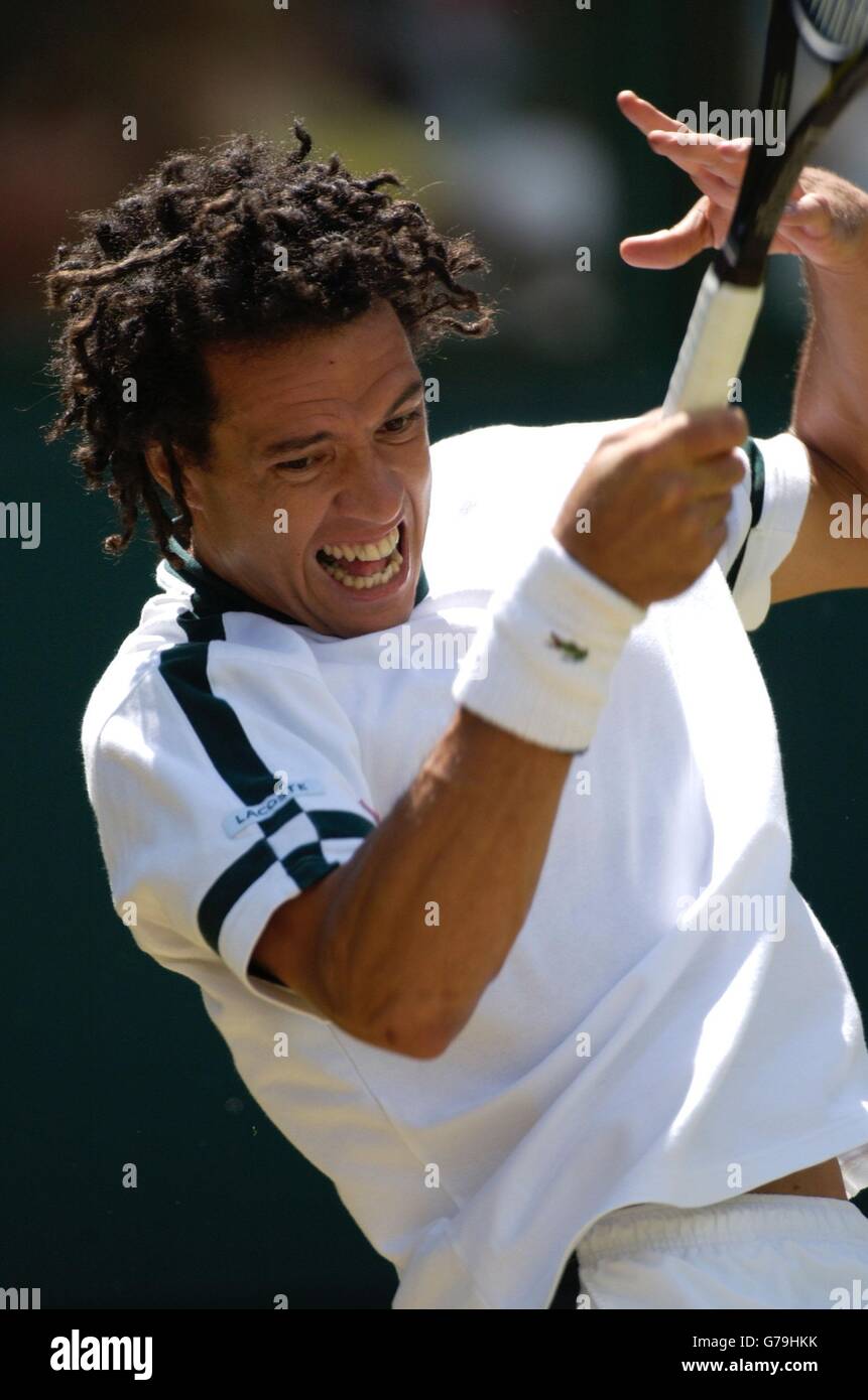 Younes El Aynaoui aus Marokko im Einsatz gegen Andre Agassi aus den USA im dritten Lauf bei den All England Lawn Tennis Championships in Wimbledon. Stockfoto