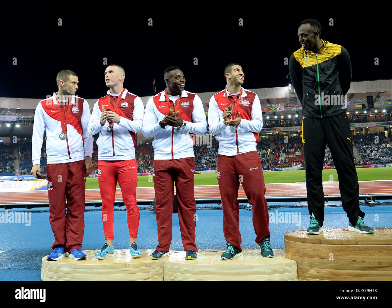 Jamaikas Usain Bolt (rechts) steht neben Englands Silbermedaillengewinner (links nach rechts) Danny Talbot, Richard Kilty, Harry Aikines-Aryeetey und Adam Gemili nach dem 4x100-m-Staffellauf der Männer-Weltmeisterschaft im Hampden Park während der Commonwealth Games 2014 in Glasgow. Stockfoto