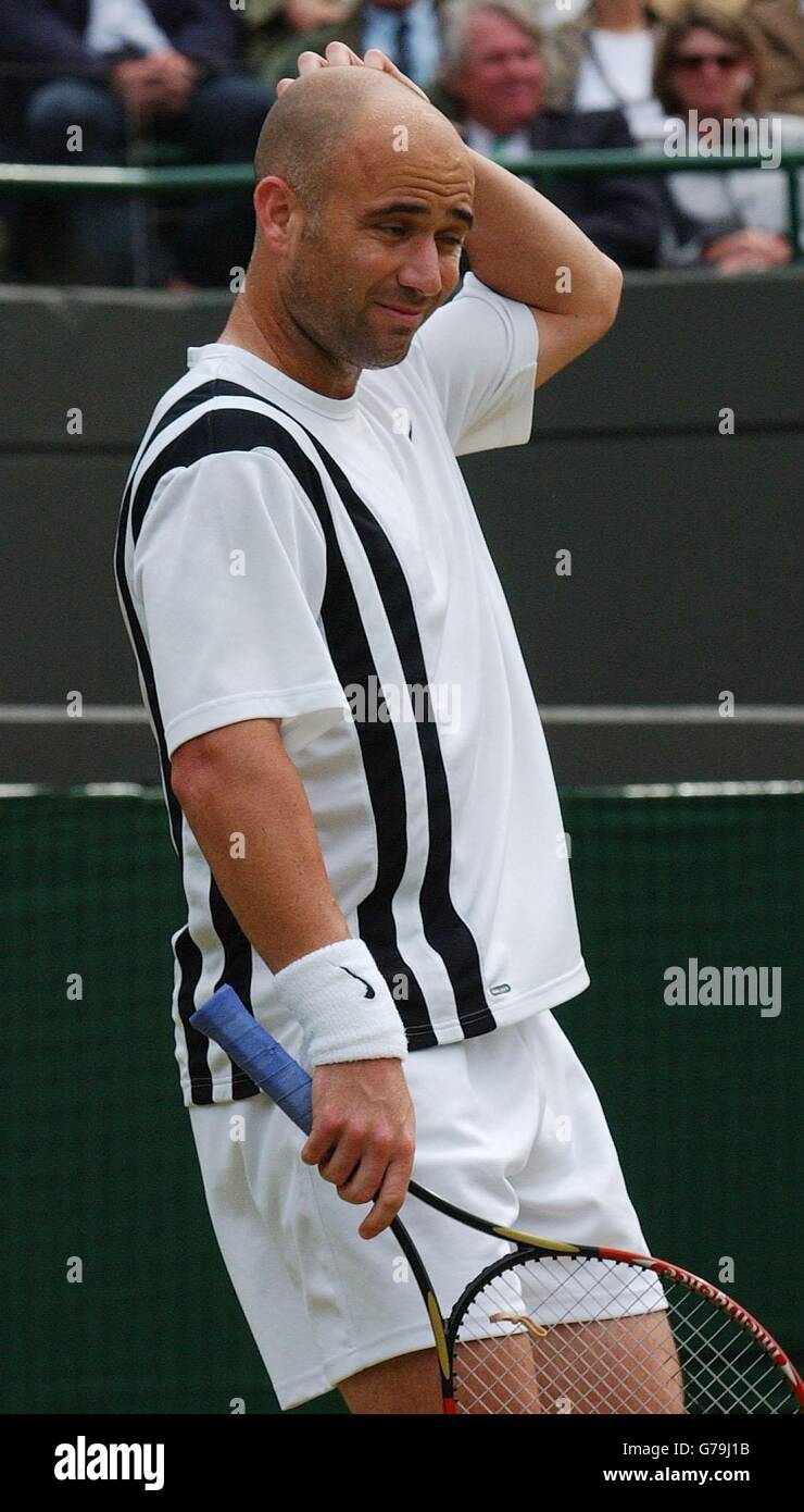 , KEINE HANDY-NUTZUNG Andre Agassi aus den USA verliert im vierten Lauf der All England Lawn Tennis Championships in Wimbledon den ersten Satz in seinem Spiel gegen Mark Philippoussis aus Australien. Stockfoto