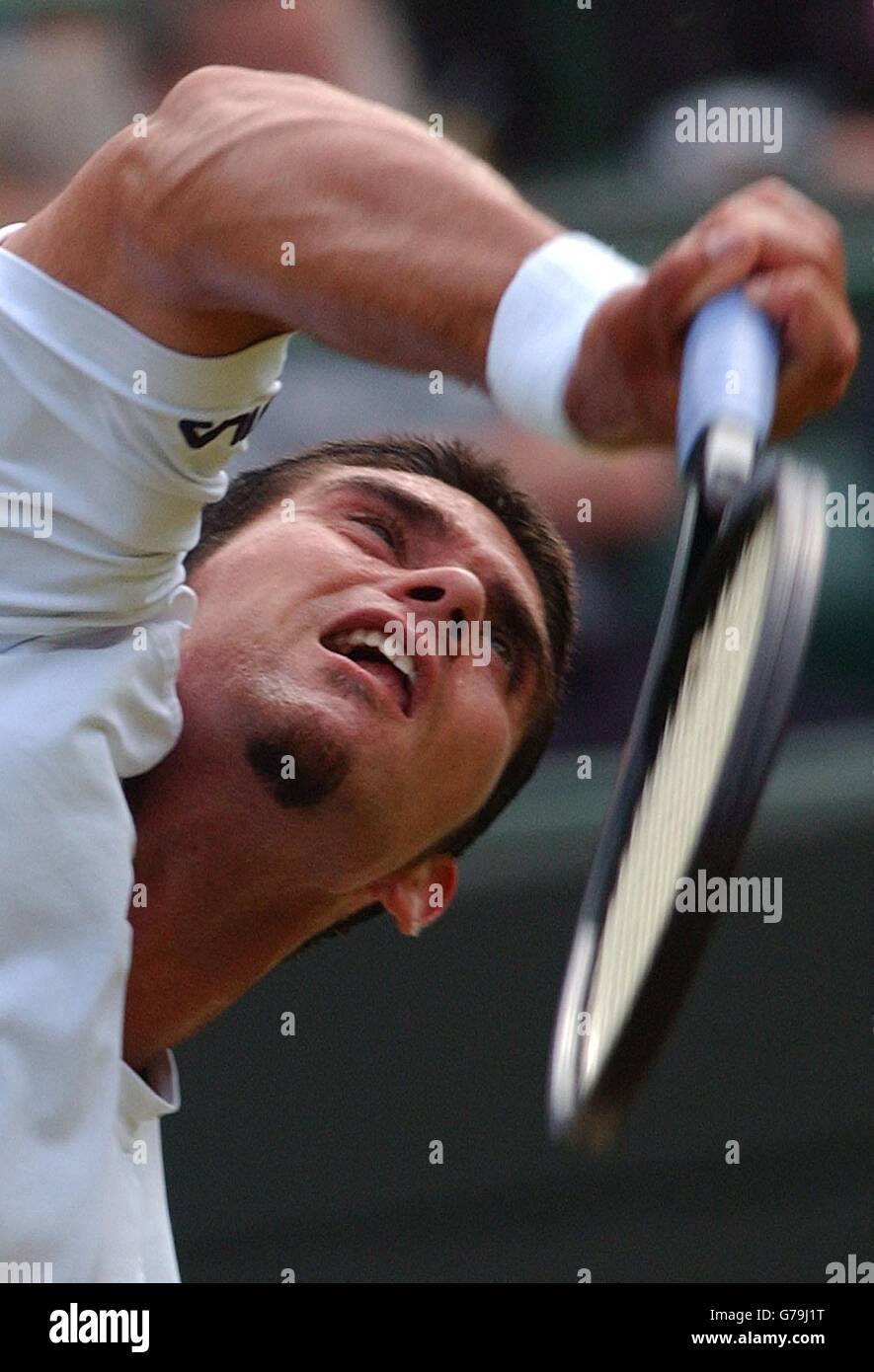 , KEINE HANDY-NUTZUNG : Mark Philippoussis aus Australien im Einsatz gegen Andre Agassi aus den USA im vierten Lauf der All England Lawn Tennis Championships in Wimbledon. Stockfoto