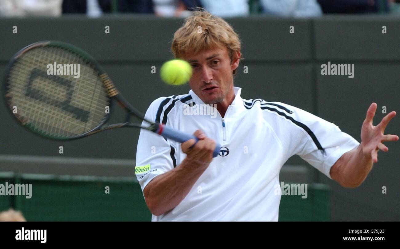 KEIN HANDY. Juan Carlos Ferrero aus Spanien im Einsatz gegen Sebastien Grosjean aus Frankreich im vierten Lauf der All England Lawn Tennis Championships in Wimbledon. Stockfoto