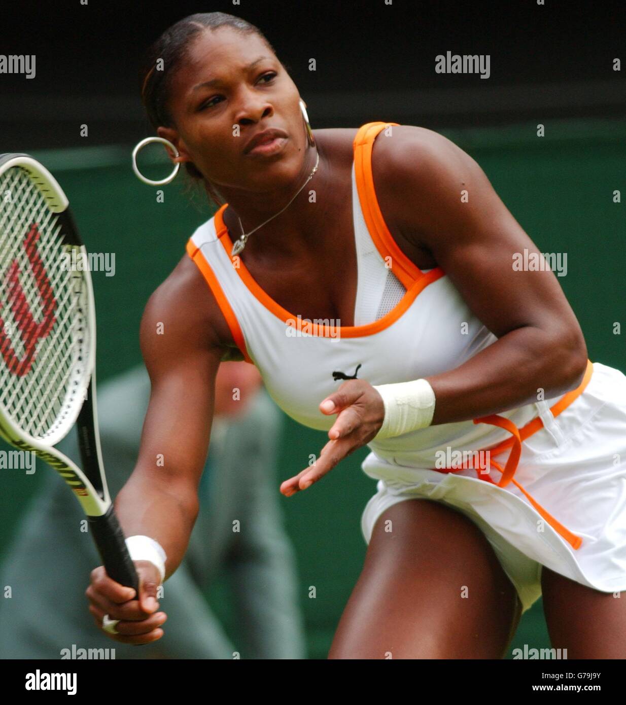 , KEINE HANDY-NUTZUNG : Serena Williams in Aktion gegen US-amerikanische Jennifer Capriati in den Damen Viertelfinale bei der All England Lawn Tennis Championships in Wimbledon. Stockfoto