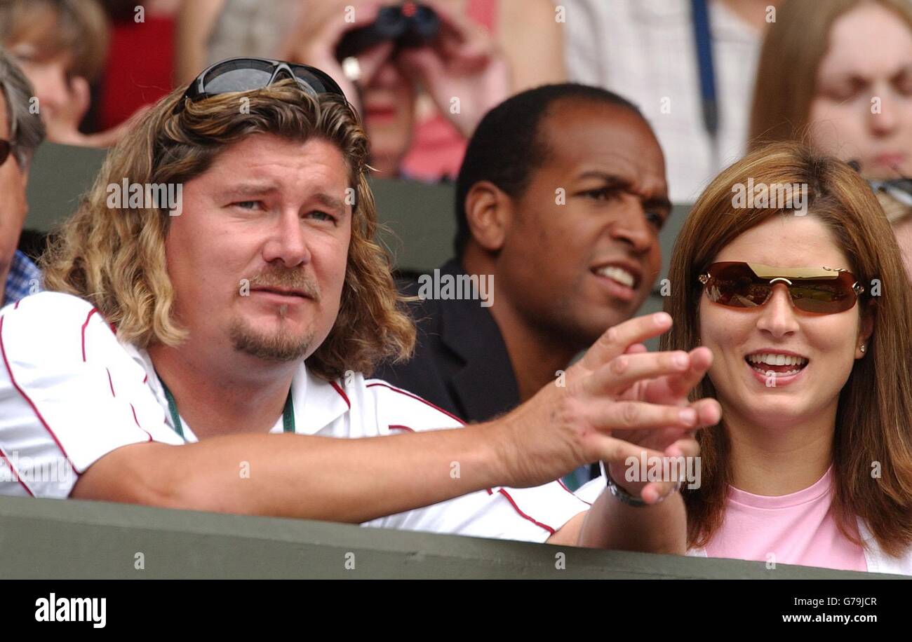KEIN HANDY. Miroslava Vavrinev, die Freundin von Roger Federer aus der Schweiz, und sein Trainer Peter Lundgren beobachten ihn im Kampf gegen Mark Philippoussis aus Australien im Herrenfinale bei den All England Lawn Tennis Championships in Wimbledon. KEIN HANDY. Stockfoto