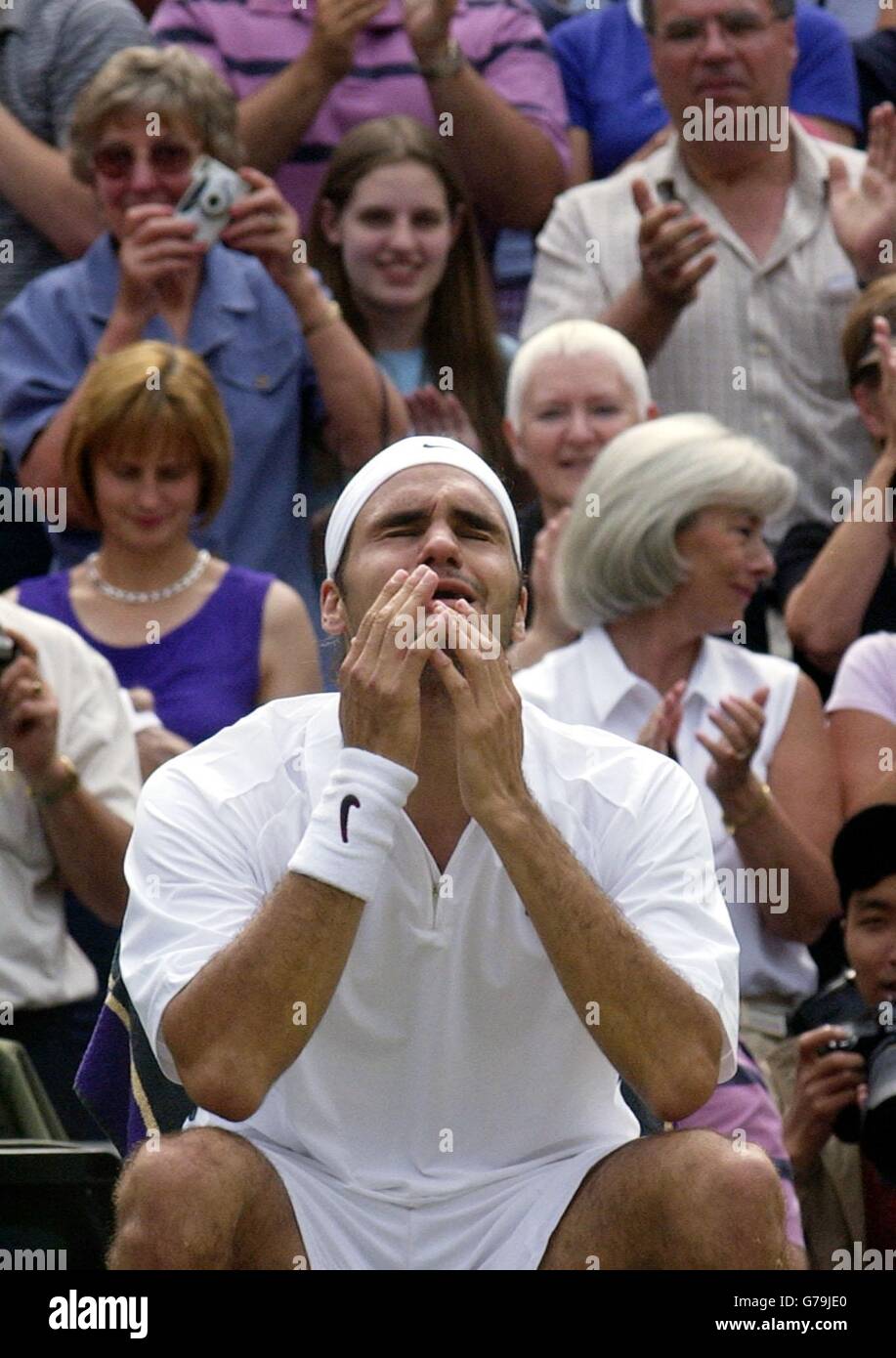 KEIN HANDY. Roger Federer aus der Schweiz weint, nachdem er Mark Philippoussis aus Australien im Männerfinale 7:6/6:2/7:6 bei den All England Lawn Tennis Championships in Wimbledon besiegt hatte. Stockfoto
