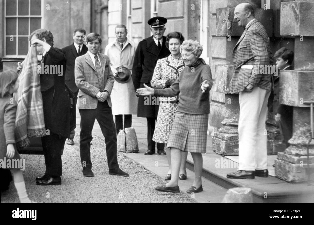Die Herzogin von Beaufort begrüßt Lady Sarah Armstrong-Jones, 8, mit offenen Armen im Badminton House. Die Königin, Prinz Andrew, 13, und Viscount Linley, 11, (Rechts), ebenfalls für die Badminton Horse Trials eingetroffen. Stockfoto