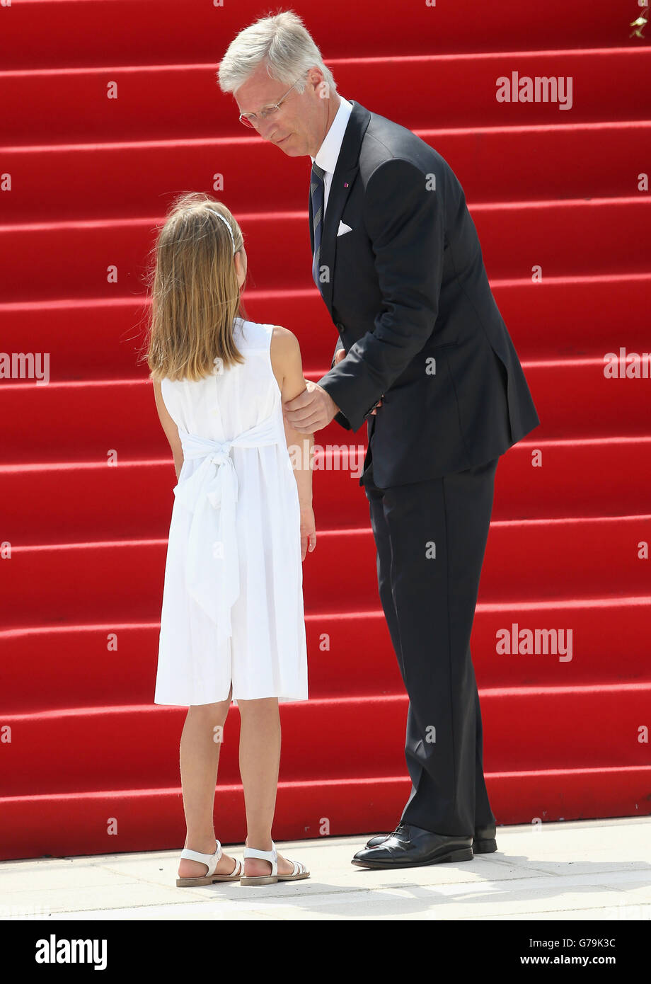 König Philippe von Belgien wird von einem jungen Mädchen während einer Zeremonie im Cointe Inter-Allied Memorial, Lüttich, Belgien, begrüßt, um den 100. Jahrestag des Anfangs des Ersten Weltkriegs zu feiern. Stockfoto