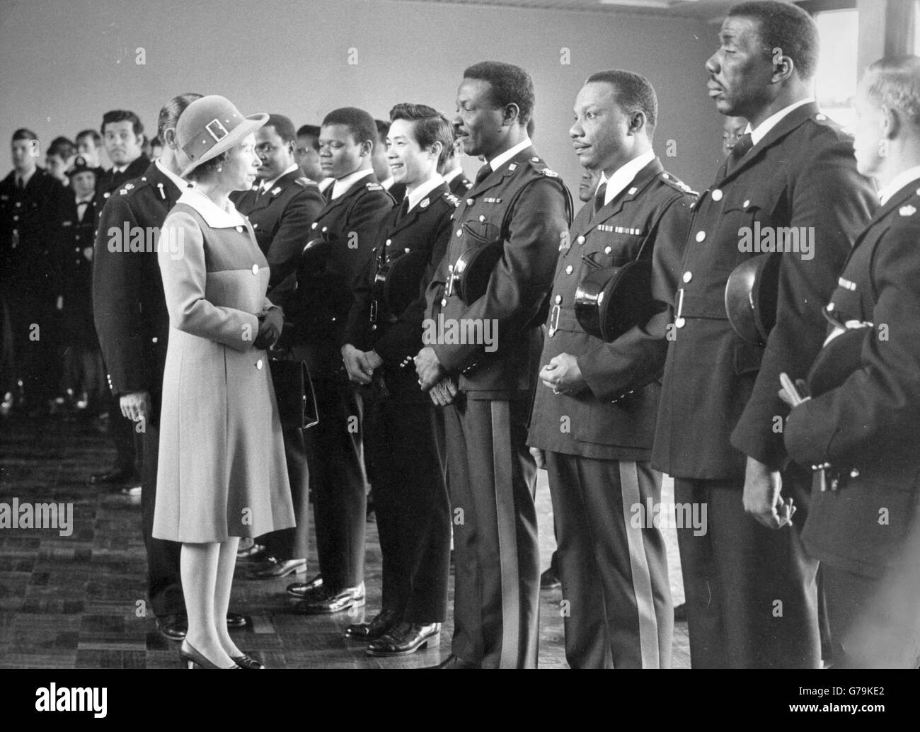 Die Queen trifft ausländische Studenten und Ausbilder im Peel Center, dem Metropolitan Police Training Complex, den sie in Hendon eröffnete. *Scannen aus dem Druck. Hochauflösende Version auf Anfrage erhältlich* Stockfoto