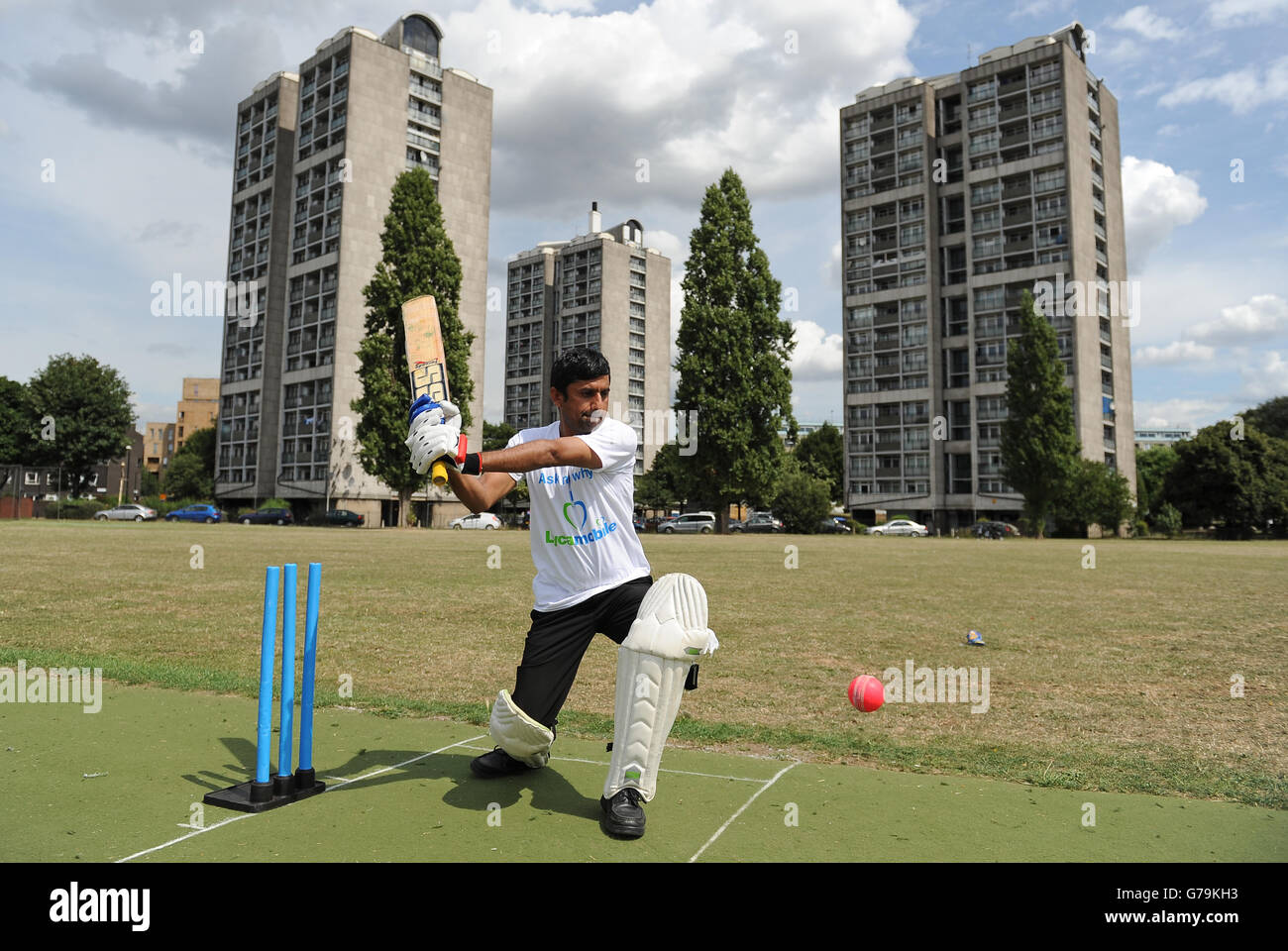 Aktion bei der Eröffnung neuer Cricket-Einrichtungen im Kennington Park,  Lambeth, London. Unterstützt von Lyca Mobile Stockfotografie - Alamy