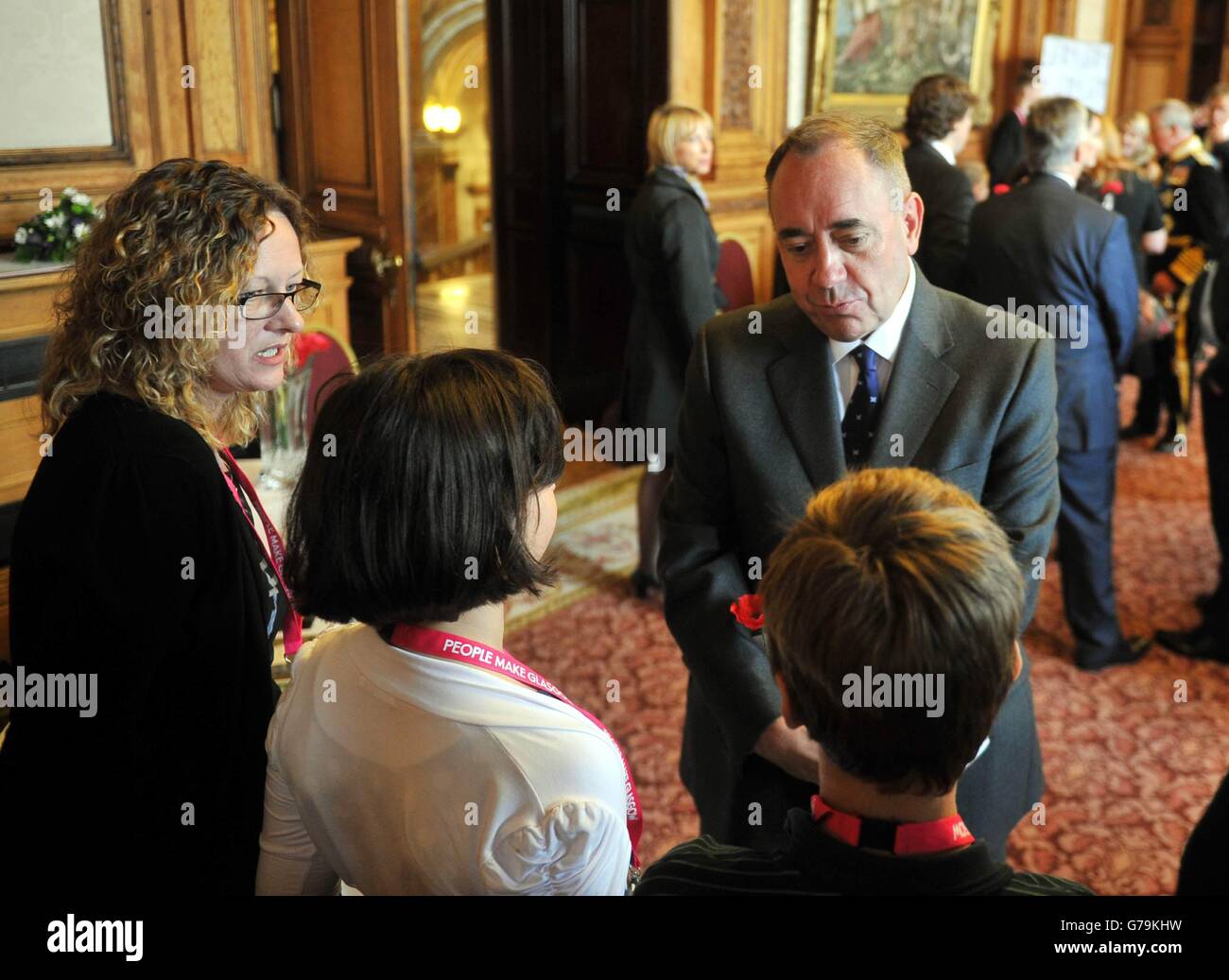 Der schottische erste Minister Alex Salmond trifft im Anschluss an einen Gottesdienst zum Gedenken an den 100. Jahrestag des Ausbruchs des Ersten Weltkriegs in der Kathedrale von Glasgow Schulkinder, die ein Projekt des Ersten Weltkriegs in City Chambers durchgeführt haben. Stockfoto