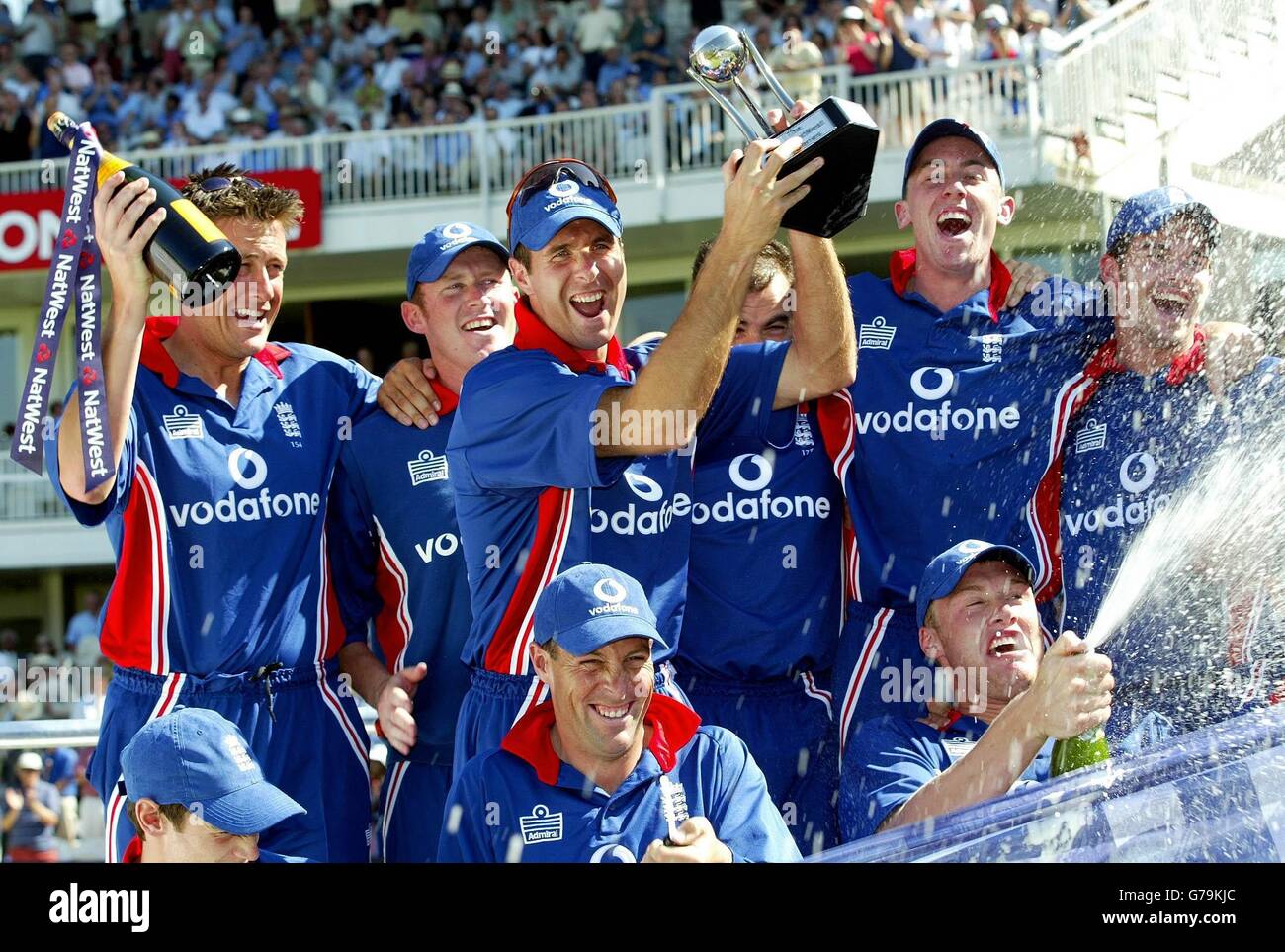 Der englische Kapitän Michael Vaughan führt die Feierlichkeiten in England mit der Trophäe nach seinem Wicket-Sieg 7 über Südafrika im NatWest Series Finale in Lords, London. England gewann mit sieben Wickets. Stockfoto