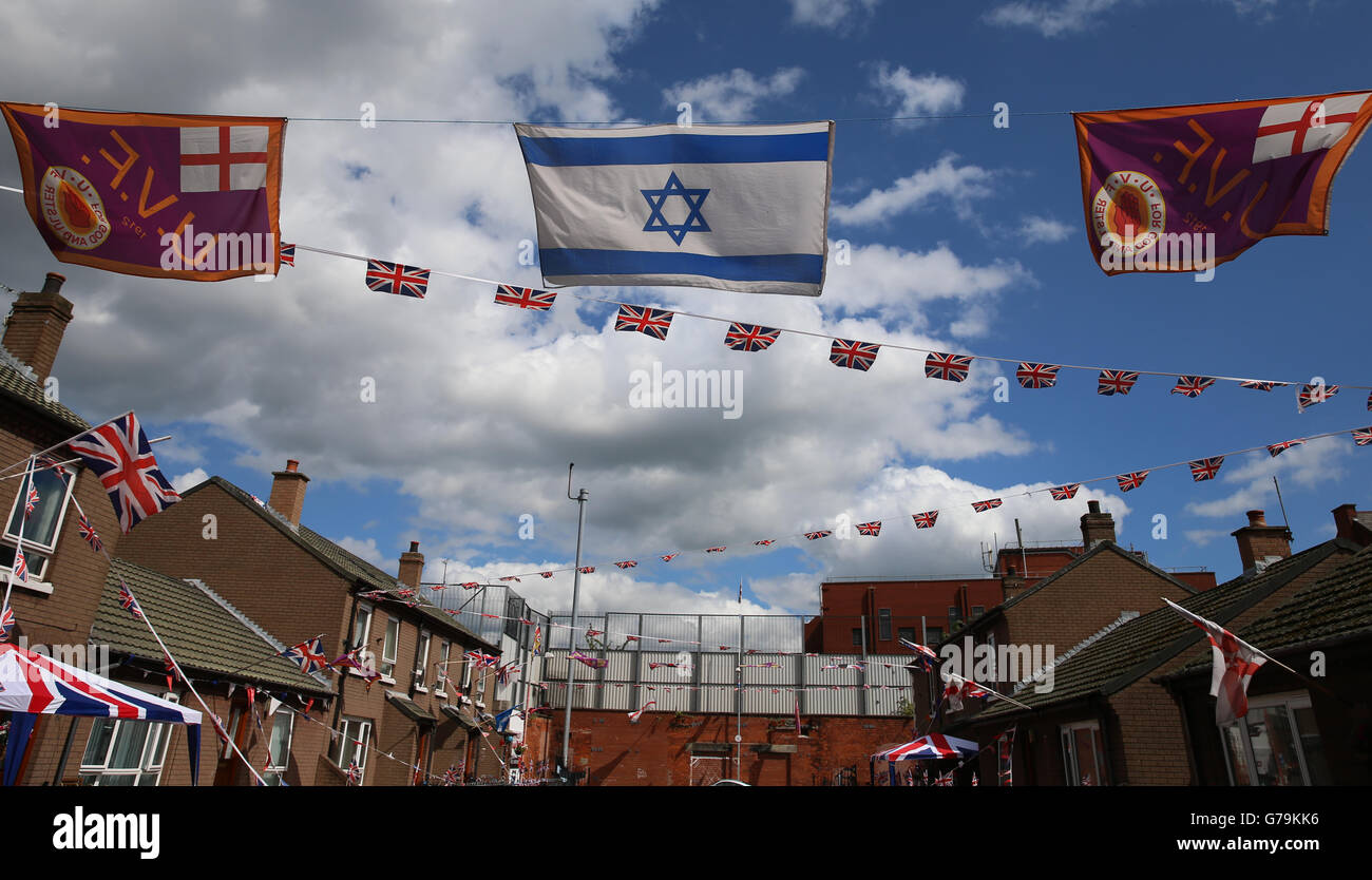 Israelische Flaggen im Cluan Place, Belfast, während loyalaistische und republikanische Gruppen während des aktuellen Ausflackers des Konflikts rivalisierende Positionen zur Unterstützung Israels und Palästinas einnehmen. Stockfoto