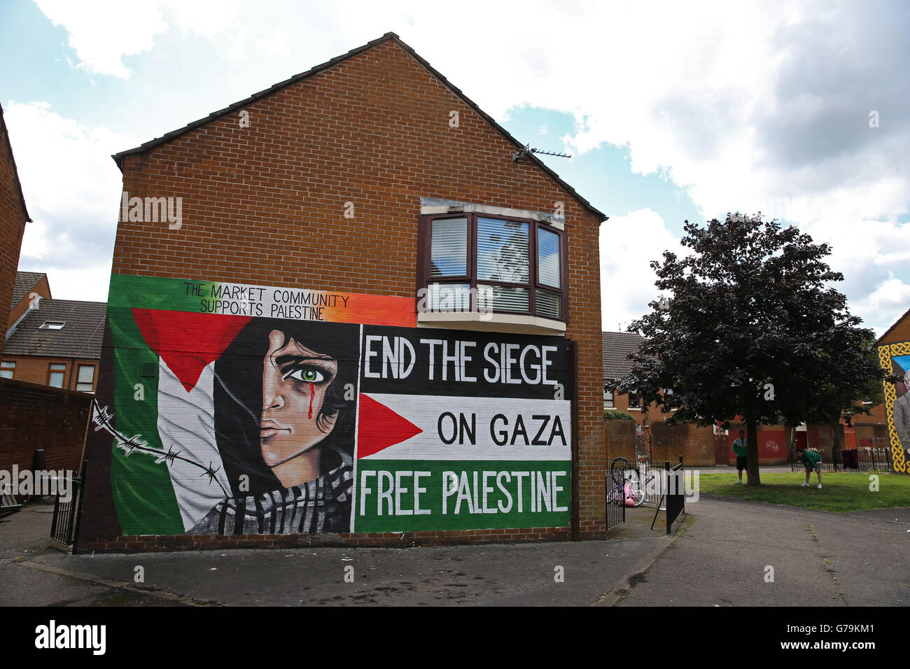 Ein Wandgemälde pro Palästina in Belfast, als loyalistische und republikanische Gruppen während des aktuellen Aufflackers des Konflikts rivalisierende Positionen zur Unterstützung Israels und Palästinas einnehmen. Stockfoto