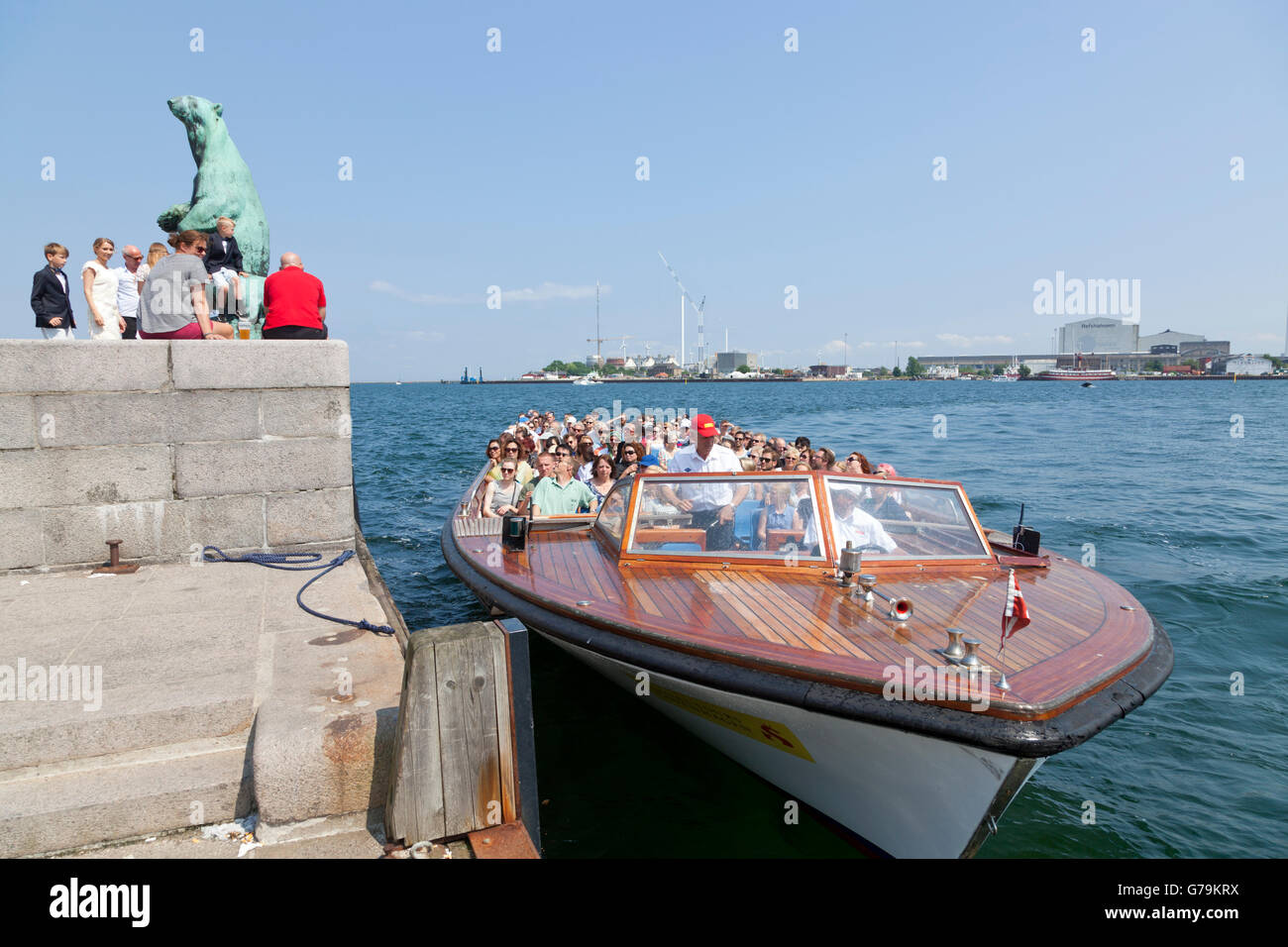 Besucher rund um den Bronzeguss Skulptur "Eisbär mit jungen" und eine Grachtenfahrt Boot am Langelinie Pier an einem Sommertag Stockfoto