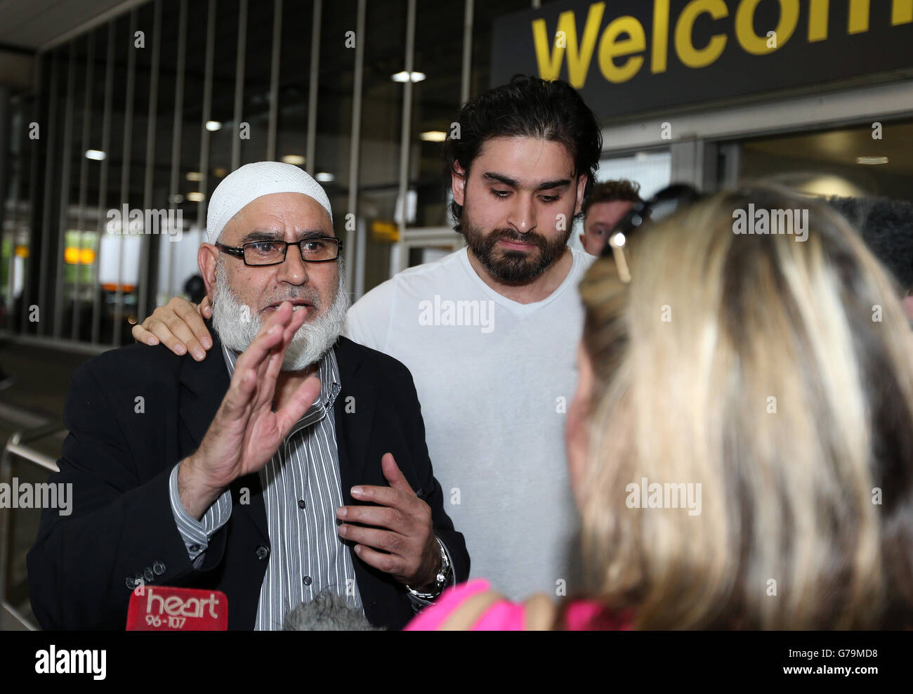 Aurang Zeb (links), im Alter von 60 Jahren aus Bradford, der an Bord von Flug QR23 aus Doha, Katar, der von einem RAF-Taifun begleitet wurde, als er am Flughafen Manchester landete, nachdem ein Passagier eine Falschbombe drohte. Stockfoto