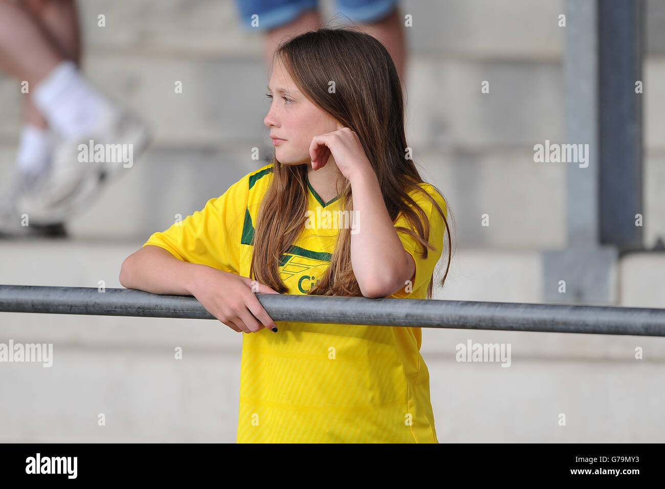 Fußball - vor der Saison freundlich - Newport County / Coventry City - Spytty Park. Ein coventry City Fan auf den Tribünen Stockfoto
