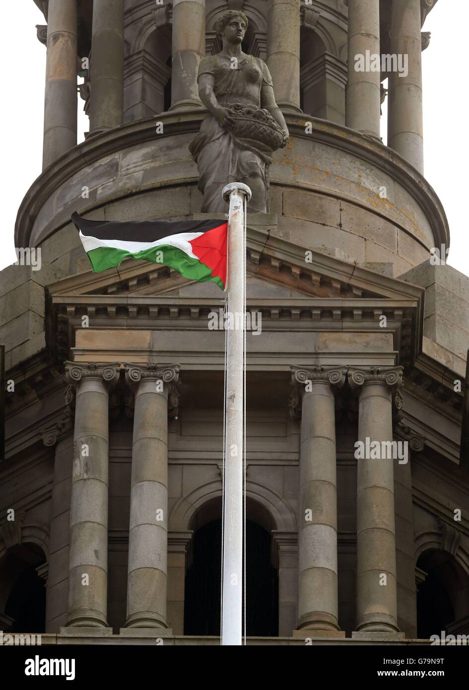 Die palästinensische Flagge fliegt in Solidarität mit den vom Gaza-Konflikt Betroffenen über die Stadtkammern in Glasgow. Stockfoto