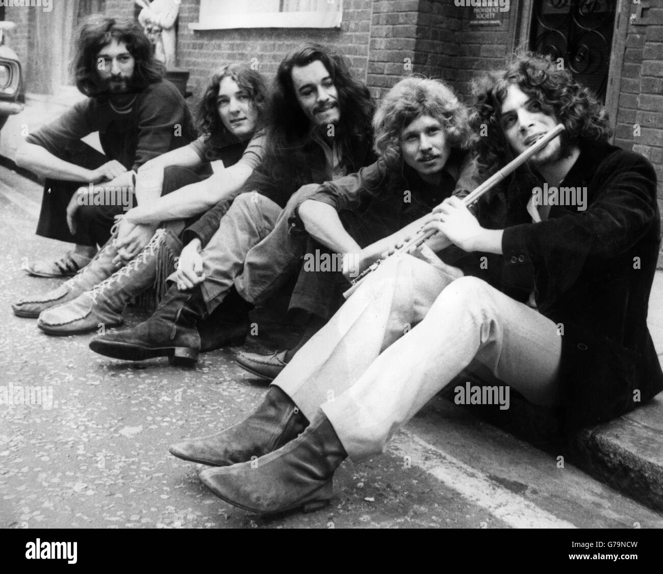 (l-r) Richard Davies, Roger Hodgson, Richard Palmer, Robert Millar und David Winthrop, Mitglieder der Band Supertramp. Sie sitzen vor der Revolution auf dem Bruton Place, wo sie aufführten. Stockfoto