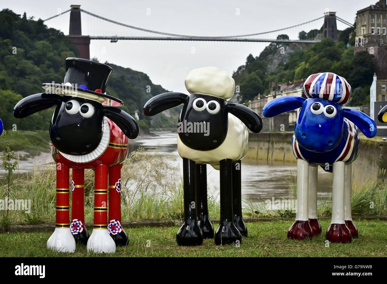 Riesige Skulpturen von Shaun the Sheep, die vor Brunels Clifton Suspension Bridge in Bristol stehen, um einen neuen Weg der öffentlichen Kunst zu eröffnen, um im nächsten Sommer Geld für kranke Kinder zu sammeln. Stockfoto