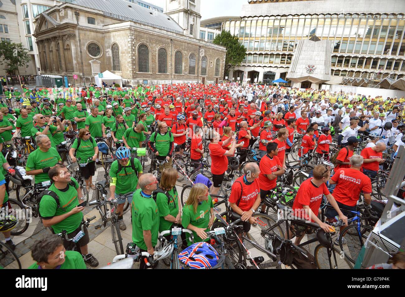Einige der 639 Radfahrer, die sich für einen Guinness-Weltrekord für das größte Fahrradglockenensemble vor der Guildhall in der City of London bewirbt. Stockfoto