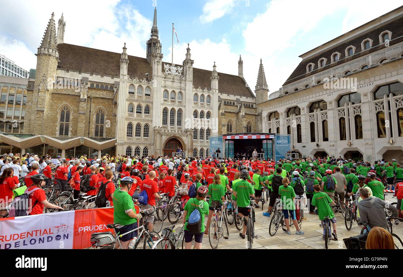 Einige der 639 Radfahrer, die sich für einen Guinness-Weltrekord für das größte Fahrradglockenensemble vor der Guildhall in der City of London bewirbt. Stockfoto