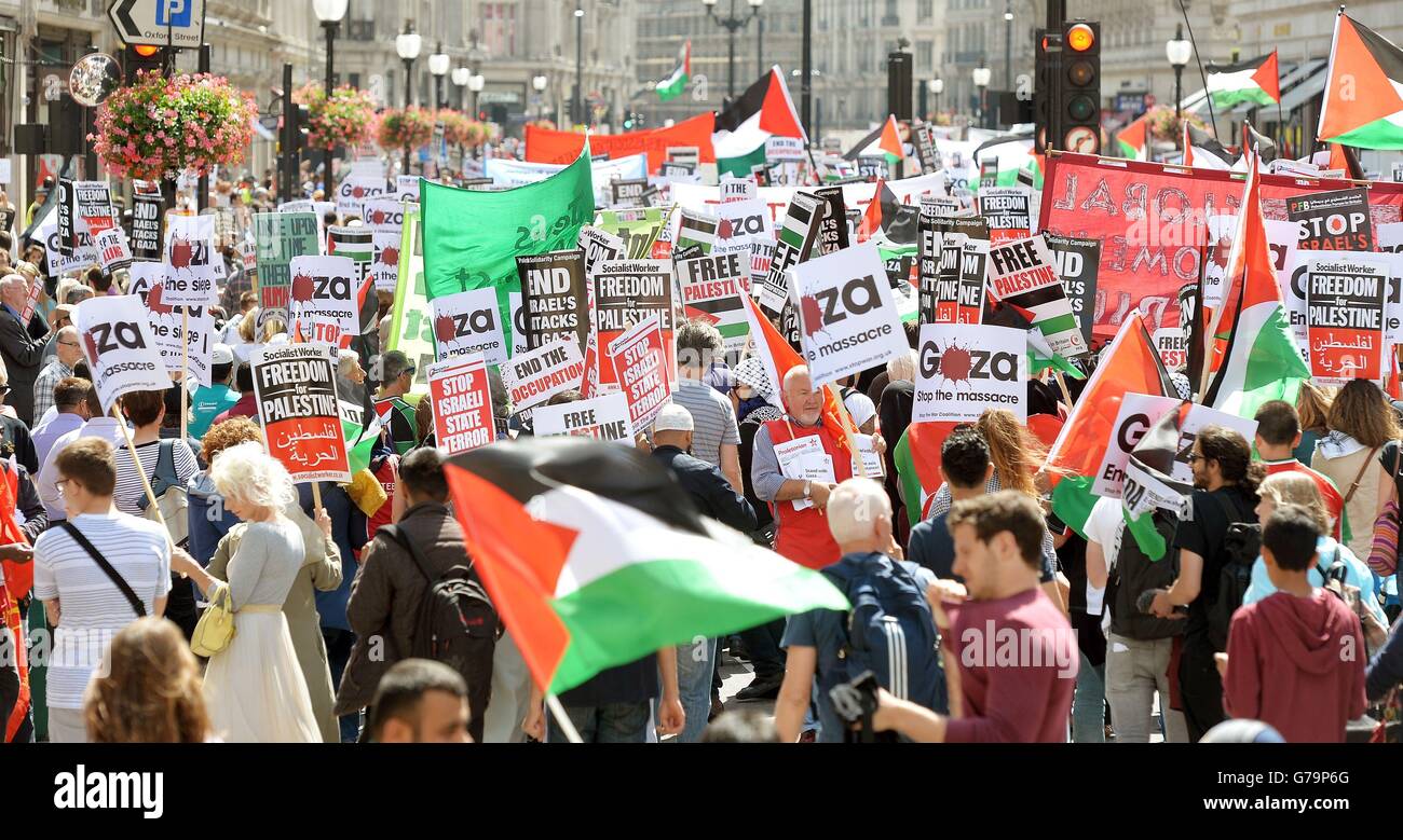 Ein großer Teil eines pro-palästinensischen Anti-Israel-marsches, der im BBC-Gebäude begann, bevor er zum Hyde Park im Zentrum Londons ging. Stockfoto