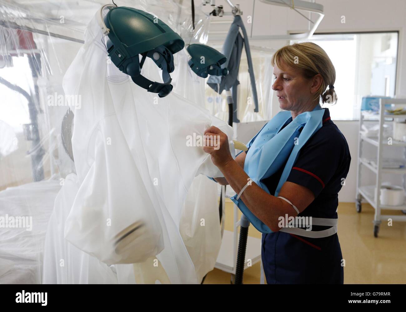 Senior Matron Breda Athan demonstriert den Einsatz eines hochstufigen Isolationsgerätes in der High Secure Infectious Disease Unit am Royal Free Hospital, Hampstead, London. Stockfoto