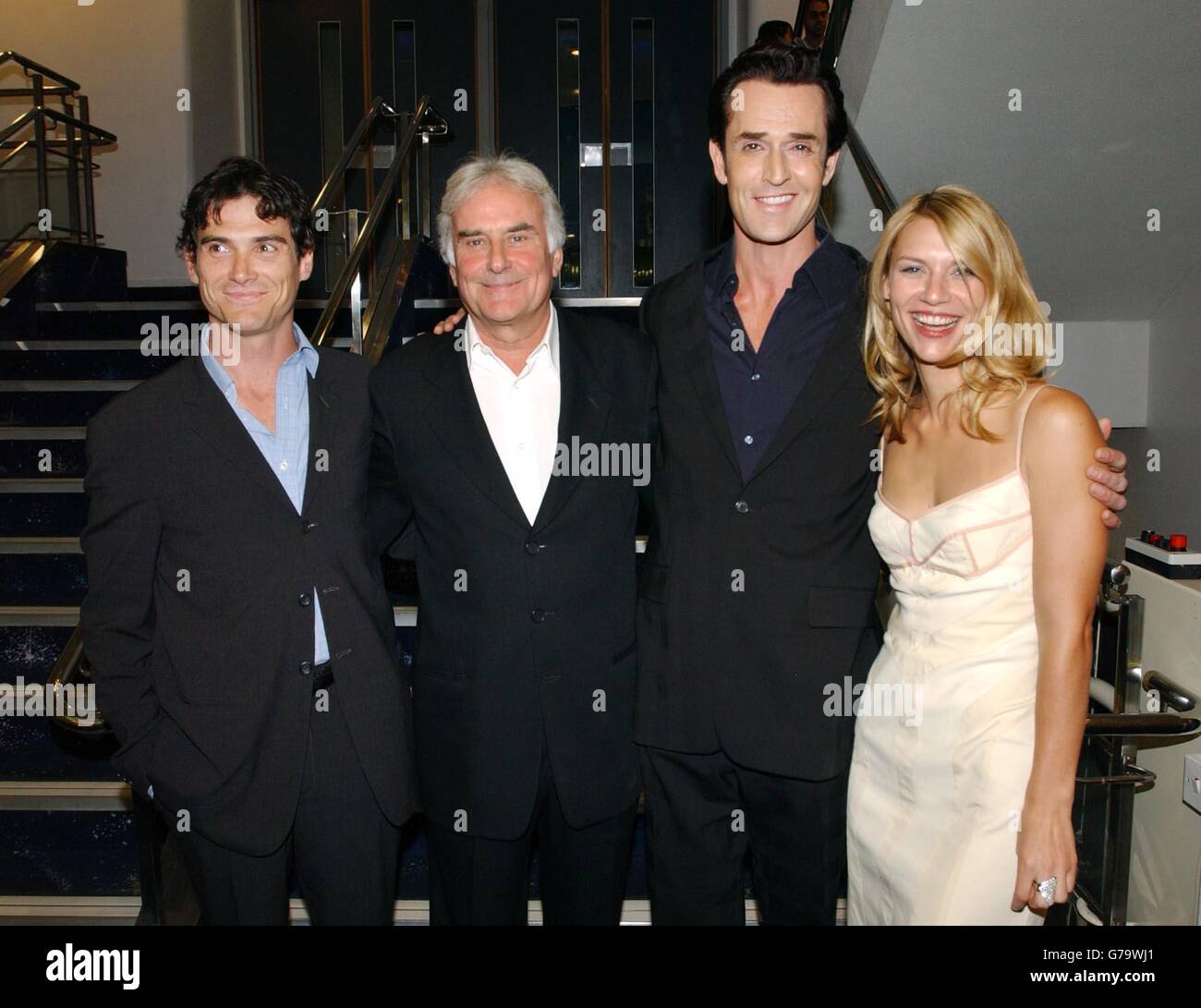 Regisseur Richard Eyre (Mitte links) mit Stars des Films, Billy Crudup (ganz links), Rupert Everett und Claire Danes, die zur London Charity-Premiere von Stage Beauty im Odeon West End im Zentrum von London für die National Film and Television School eintreffen. Stockfoto
