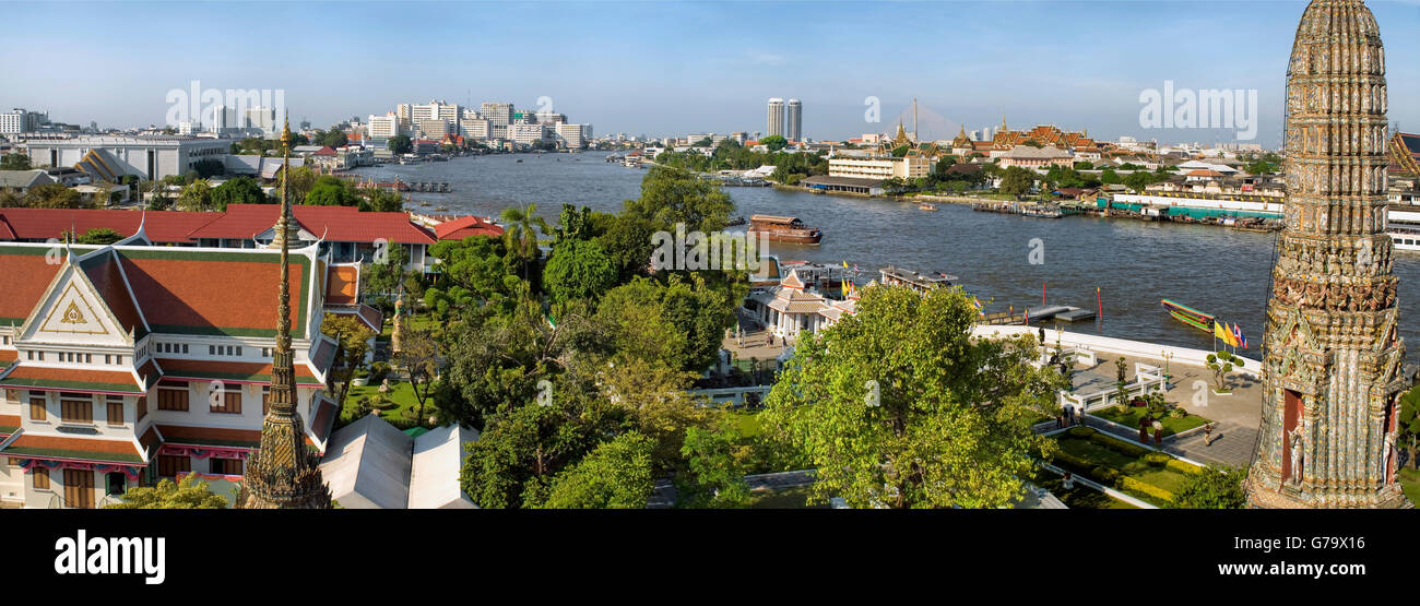 Blick vom Wat Arun (Tempel der Morgenröte) über den Chao Phraya River in Bangkok, Thailand Stockfoto