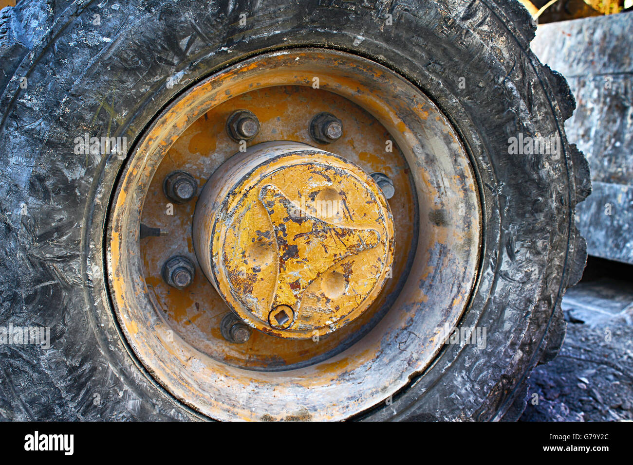 Foto von einem Ende Lader Bau Maschine Reifen Stockfoto